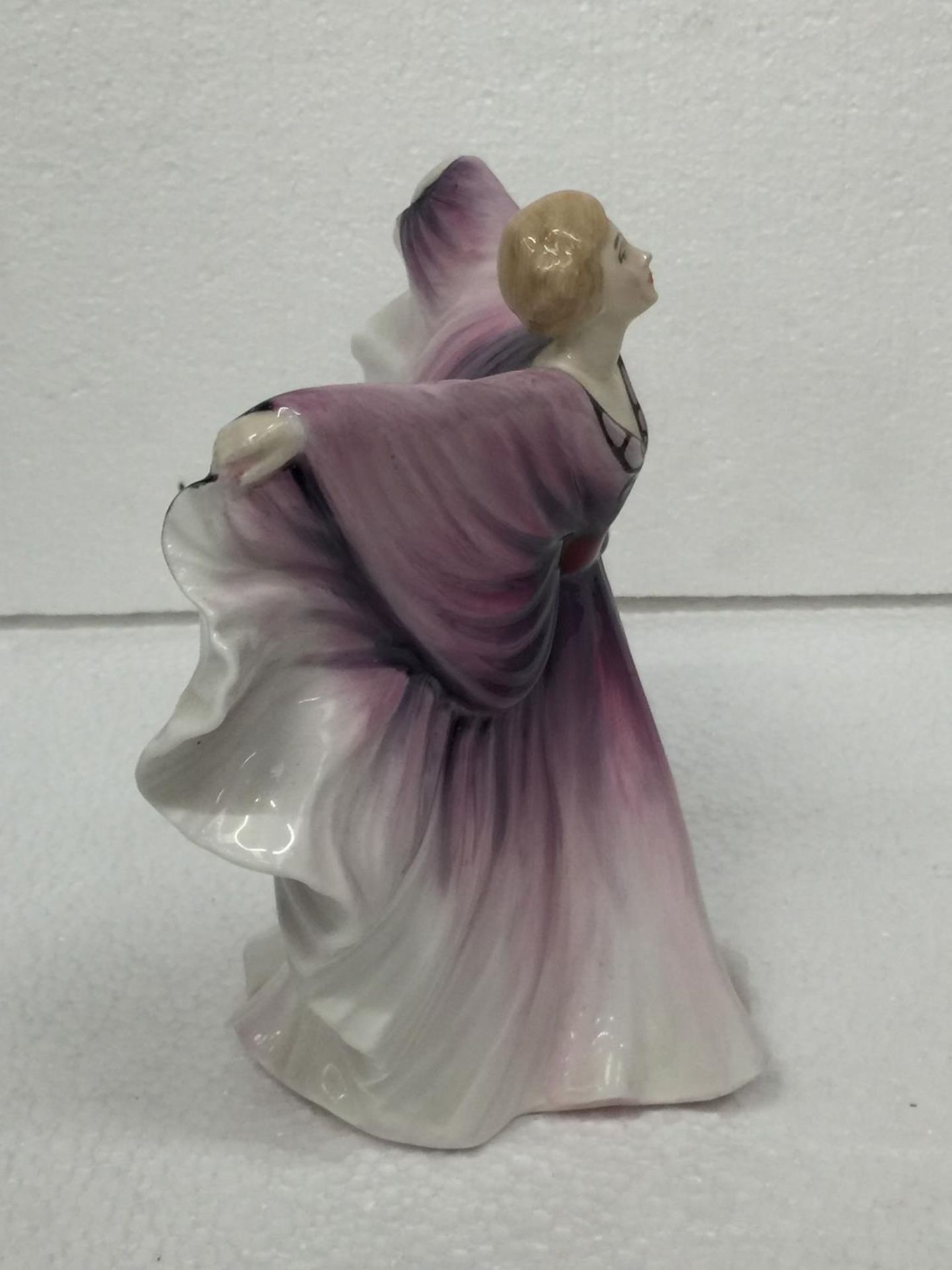 A ROYAL DOULTON FIGURE 'ISADORA' HN 2938 - Image 2 of 5