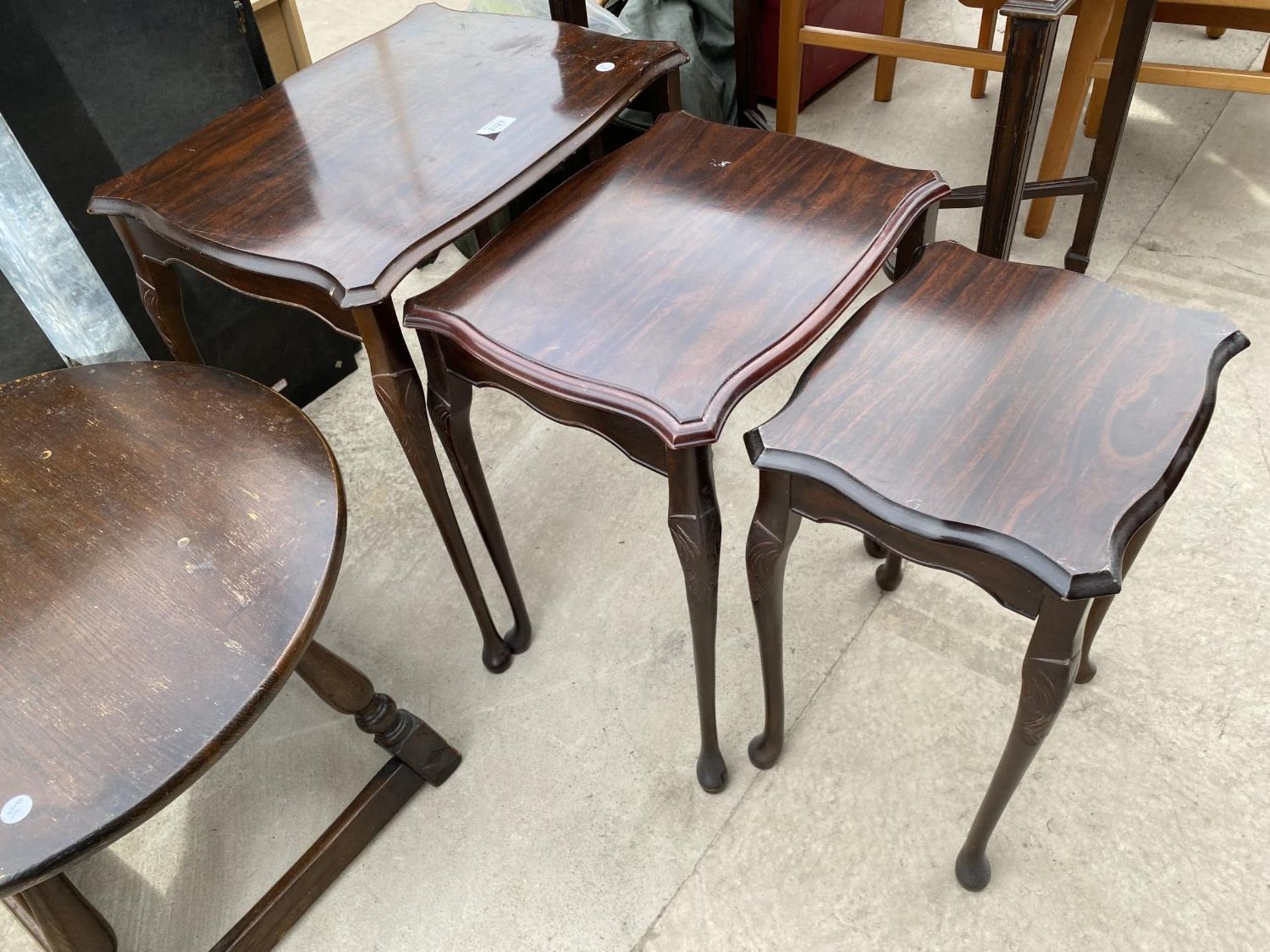 A NEST OF THREE TABLES, 22" DIAMETER, LAMP TABLE AND 24" DIAMETER TABLE WITH INSET LEATHER TOP - Bild 3 aus 7