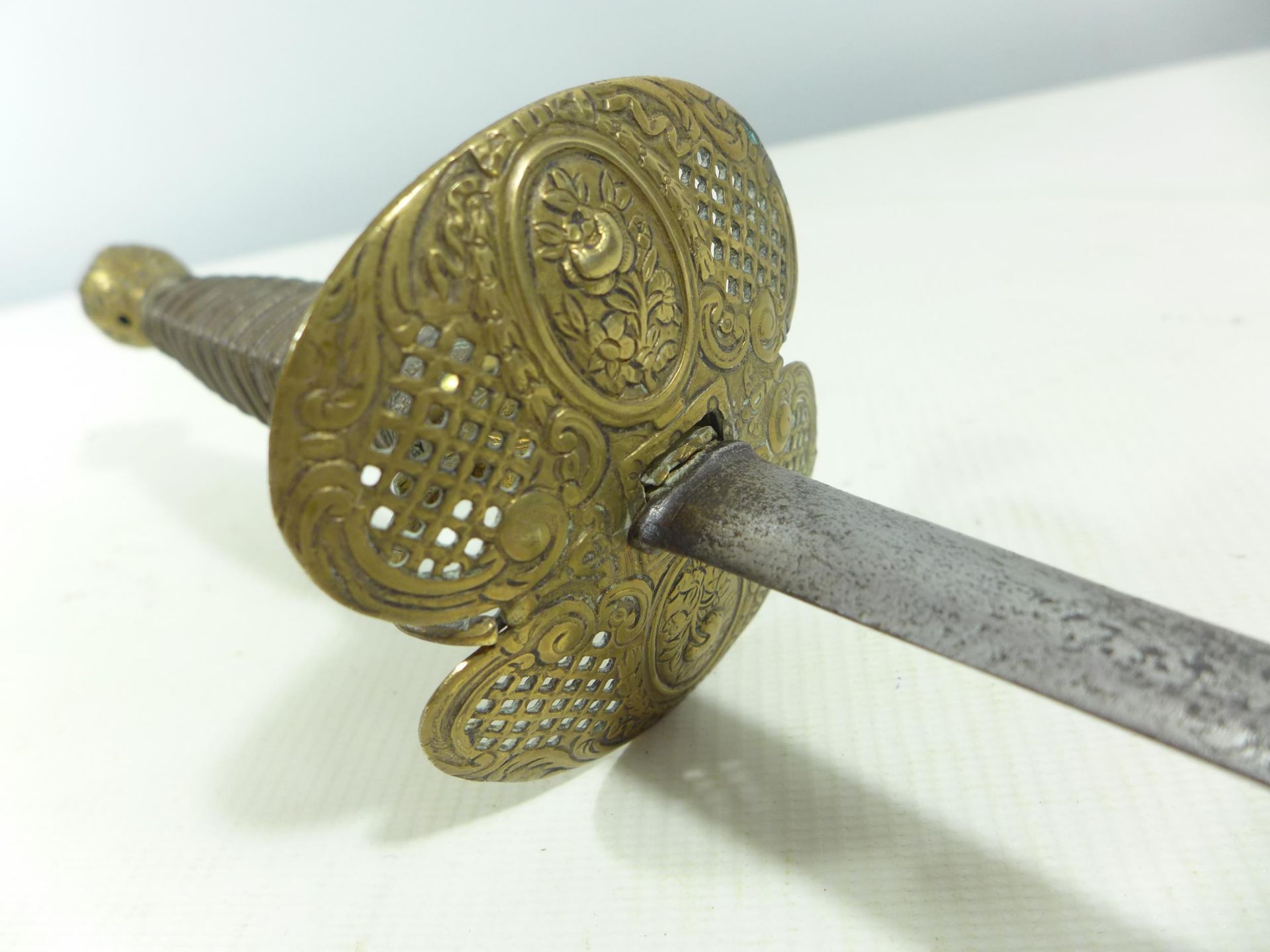 A LATE 18TH/EARLY 19TH CENTURY SMALLSWORD, 73CM BLADE, PIERCED BRASS GUARD, WHITE METAL GRIP, A/F - Image 5 of 5