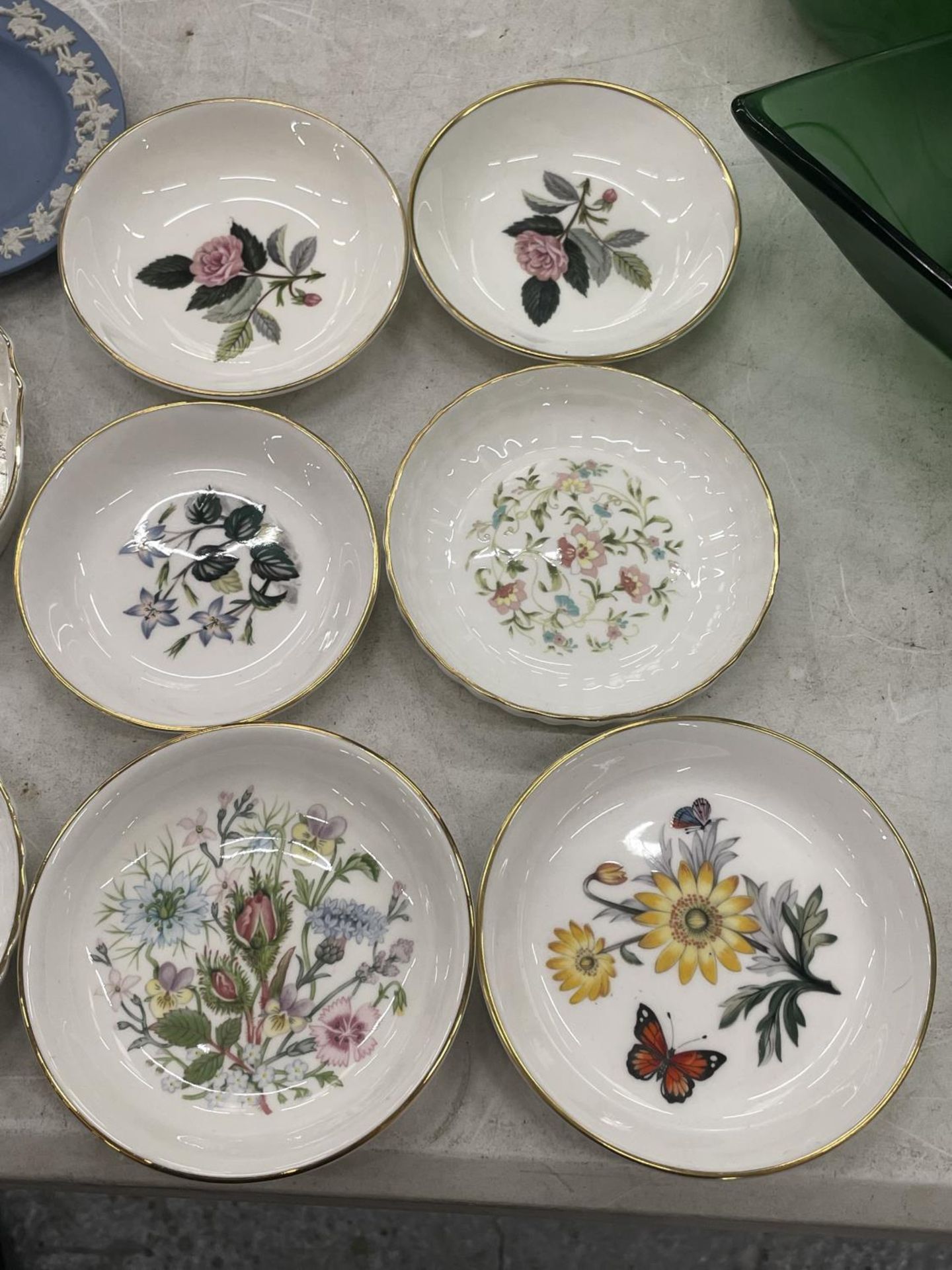 A QUANTITY OF TRINKET/PIN DISHES TO INCLUDE WEDGWOOD, COALPORT, AYNSLEY, ETC - Image 3 of 9