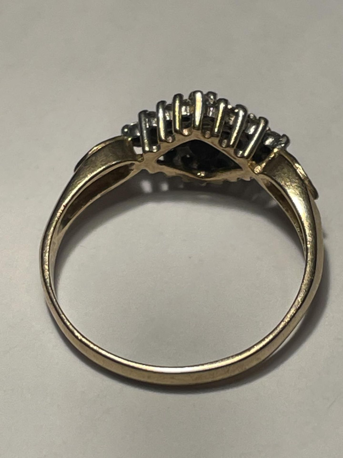 A 9 CARAT GOLD RING WITH A CENTRE DIAMOND SIZE N/O - Image 6 of 7
