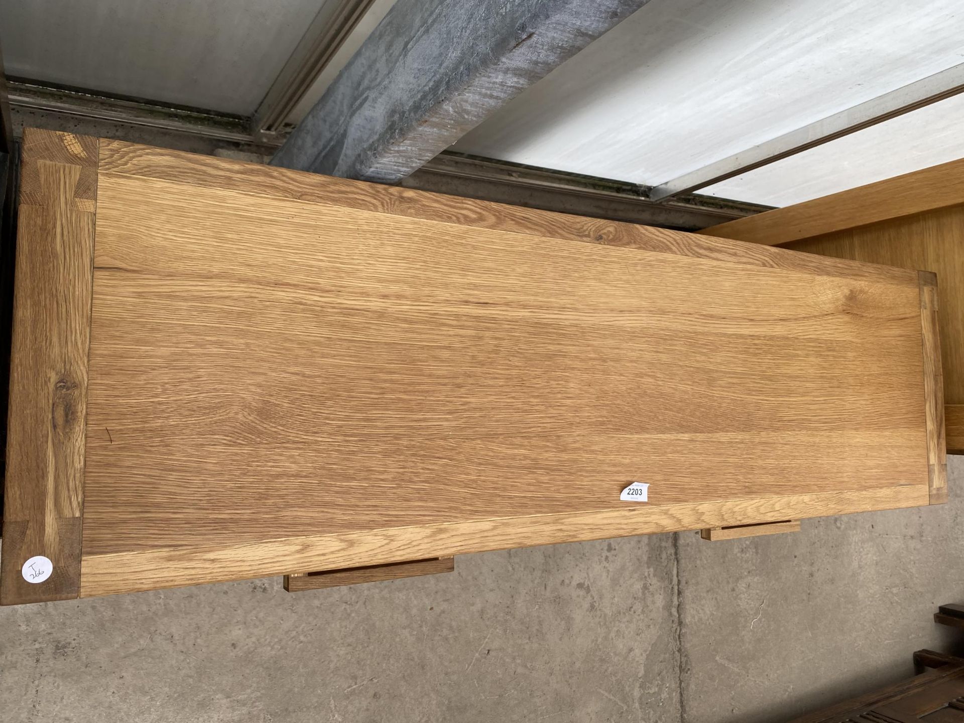 A MODERN OAK CONSOLE TABLE WITH TWO DRAWERS AND LOWER GLAZED SHELF 48" WIDE - Image 5 of 5