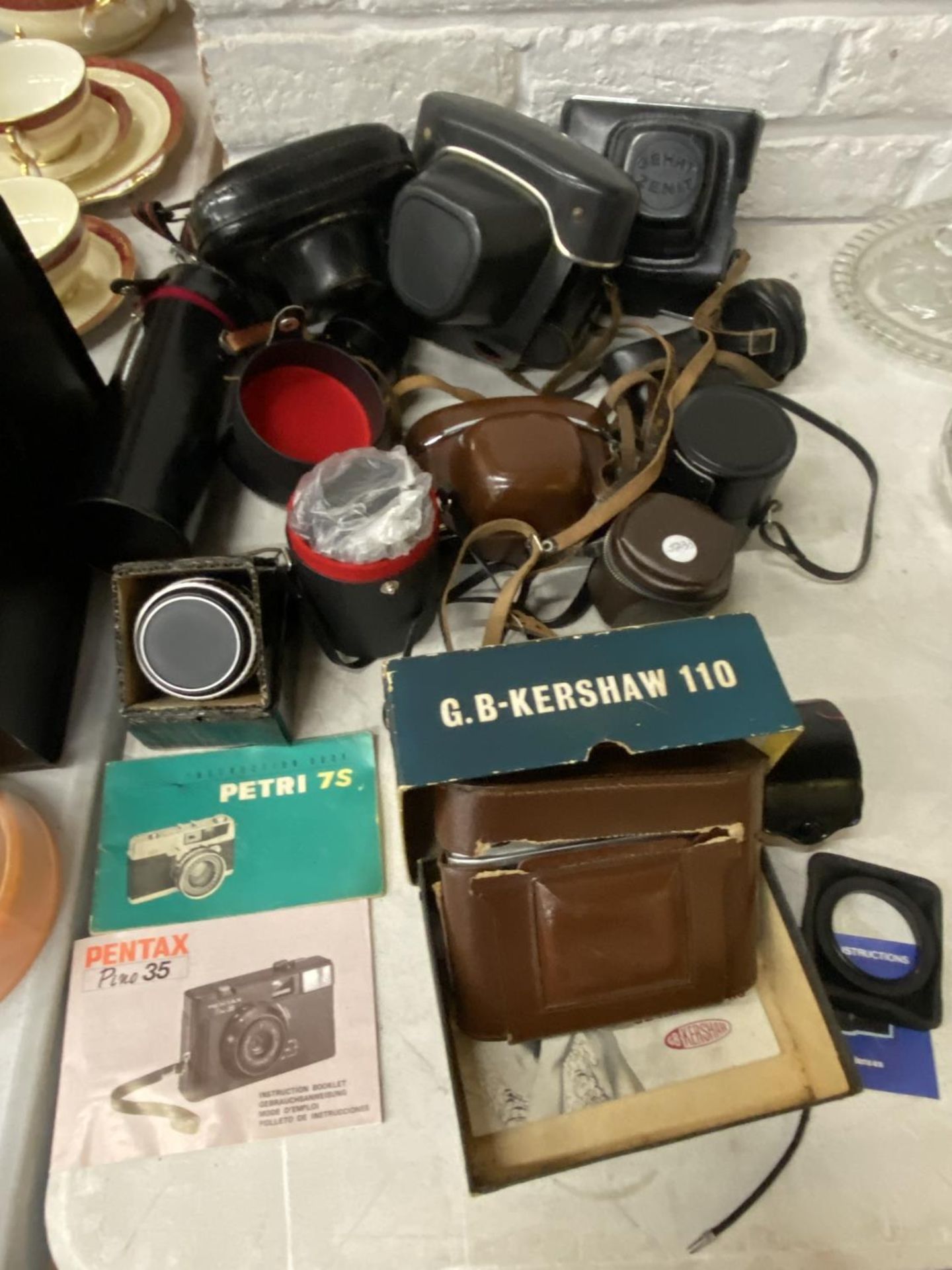 A QUANTITY OF VINTAGE CAMERAS TO INCLUDE A FUJICA ZENIT EM IN CASE, G B KERSHAW 110 IN ORIGINAL