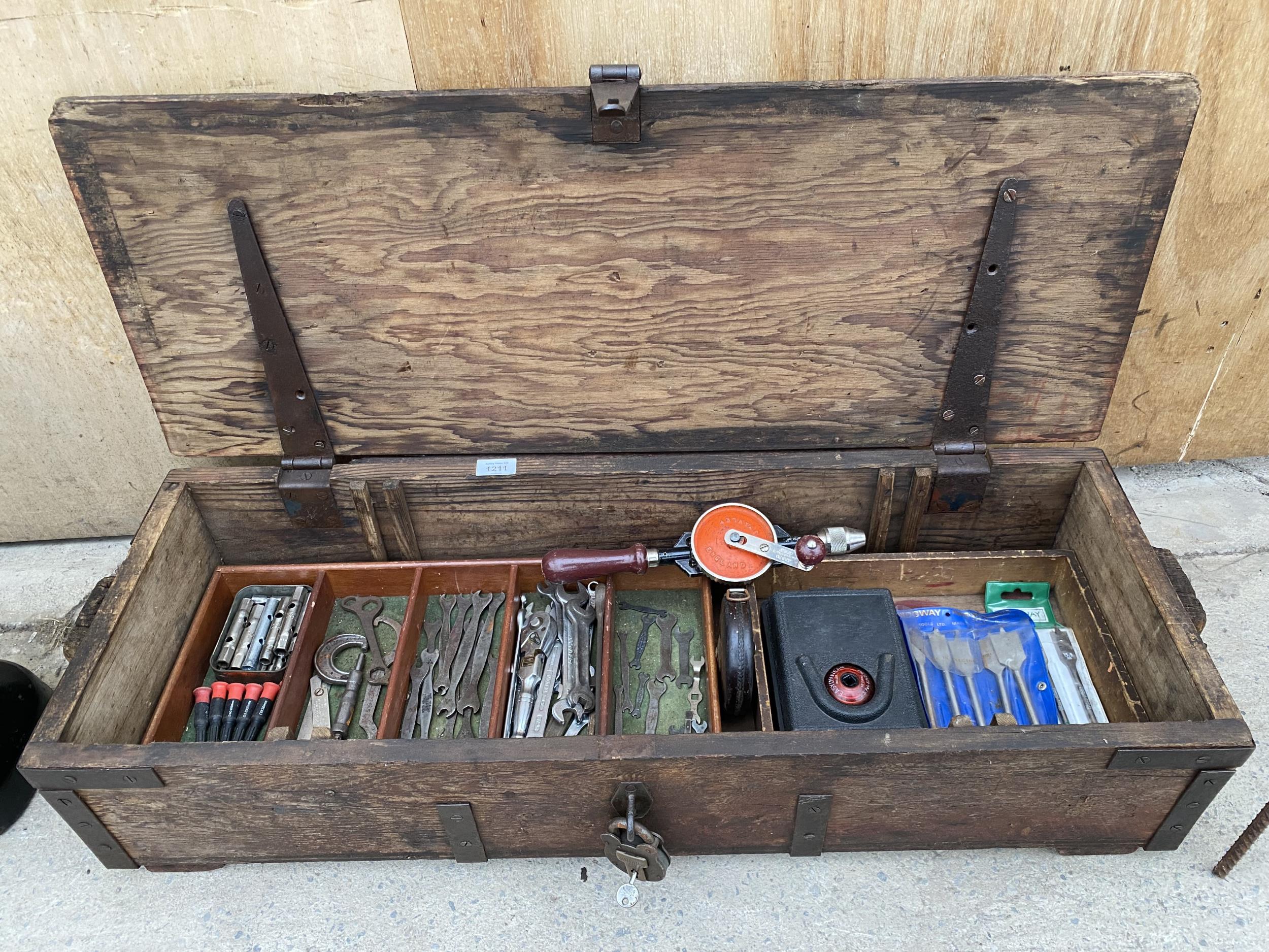 A VINTAGE WOODEN JOINERS CHEST WITH SECTIONAL STORAGE AND AN ASSORTMENT OF TOOLS TO INCLUDE