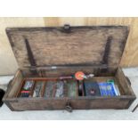 A VINTAGE WOODEN JOINERS CHEST WITH SECTIONAL STORAGE AND AN ASSORTMENT OF TOOLS TO INCLUDE