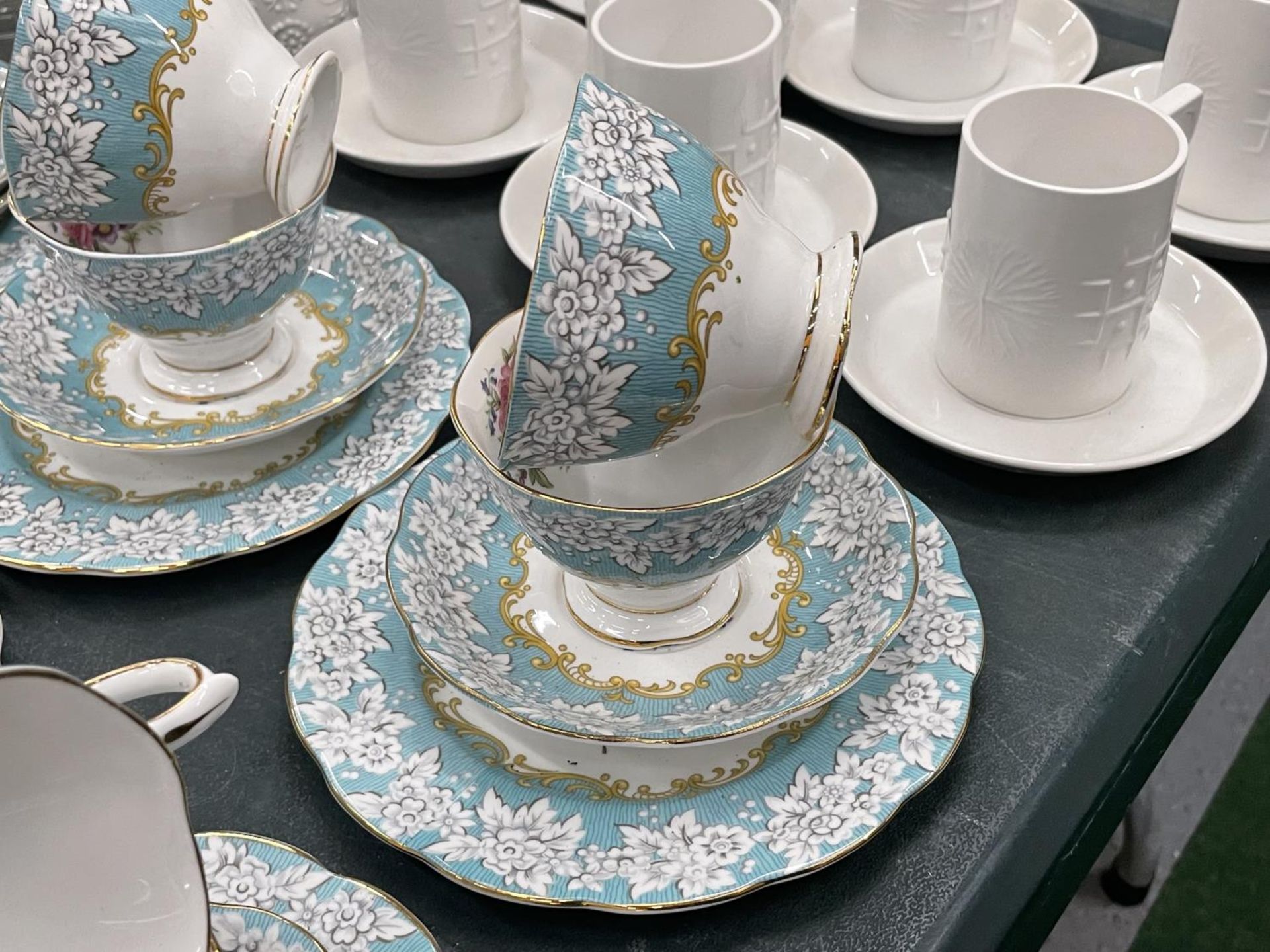 A QUANTITY OF ROYAL ALBERT 'ENCHANTMENT' CUPS, SAUCERS AND SIDE PLATES - Image 3 of 7