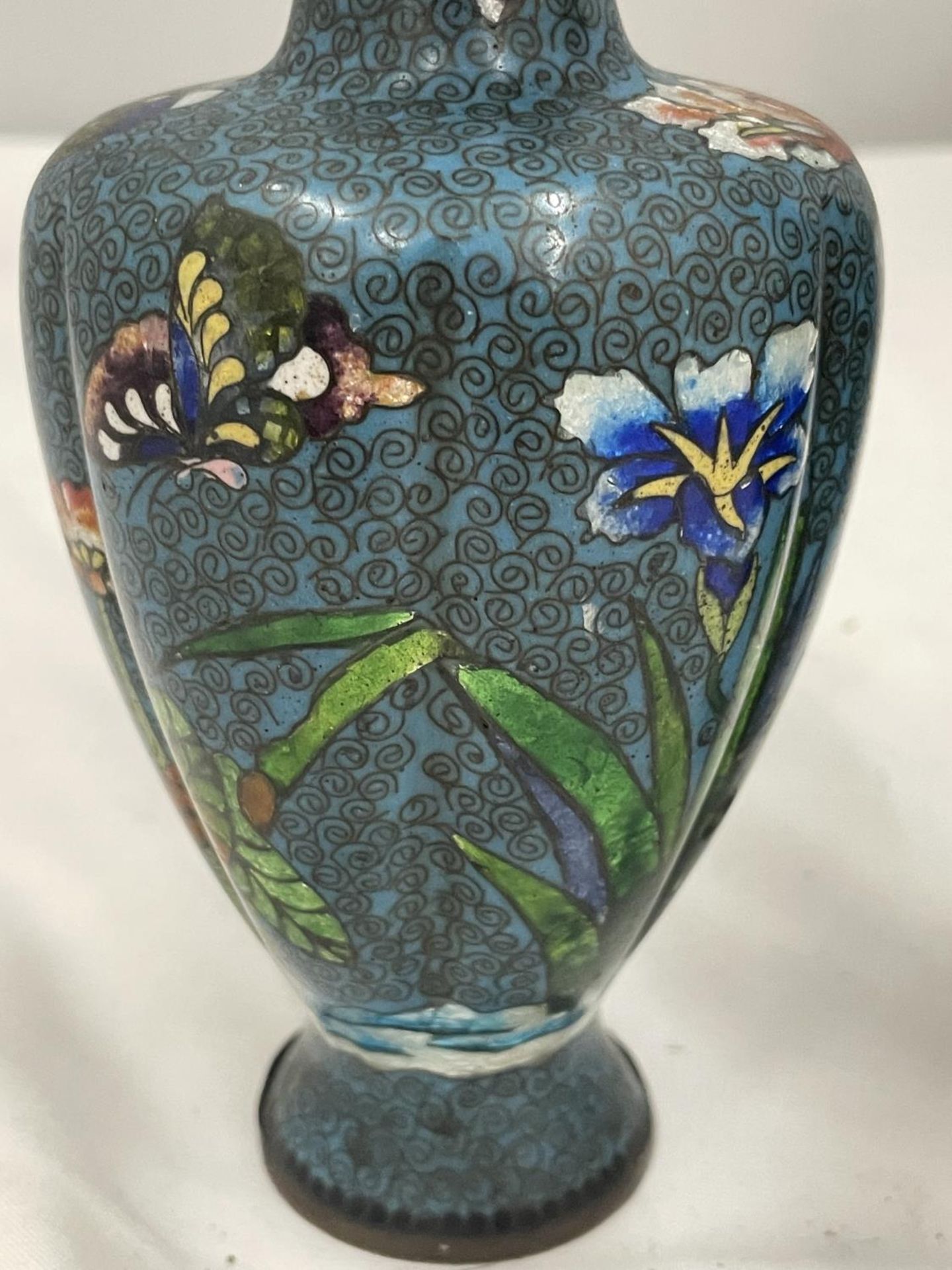 A PAIR OF CLOISONNE VASES WITH FLOWER AND BUTTERFLY DECORATION MARKED A/C 75 HEIGHT 15.5CM - Image 3 of 5
