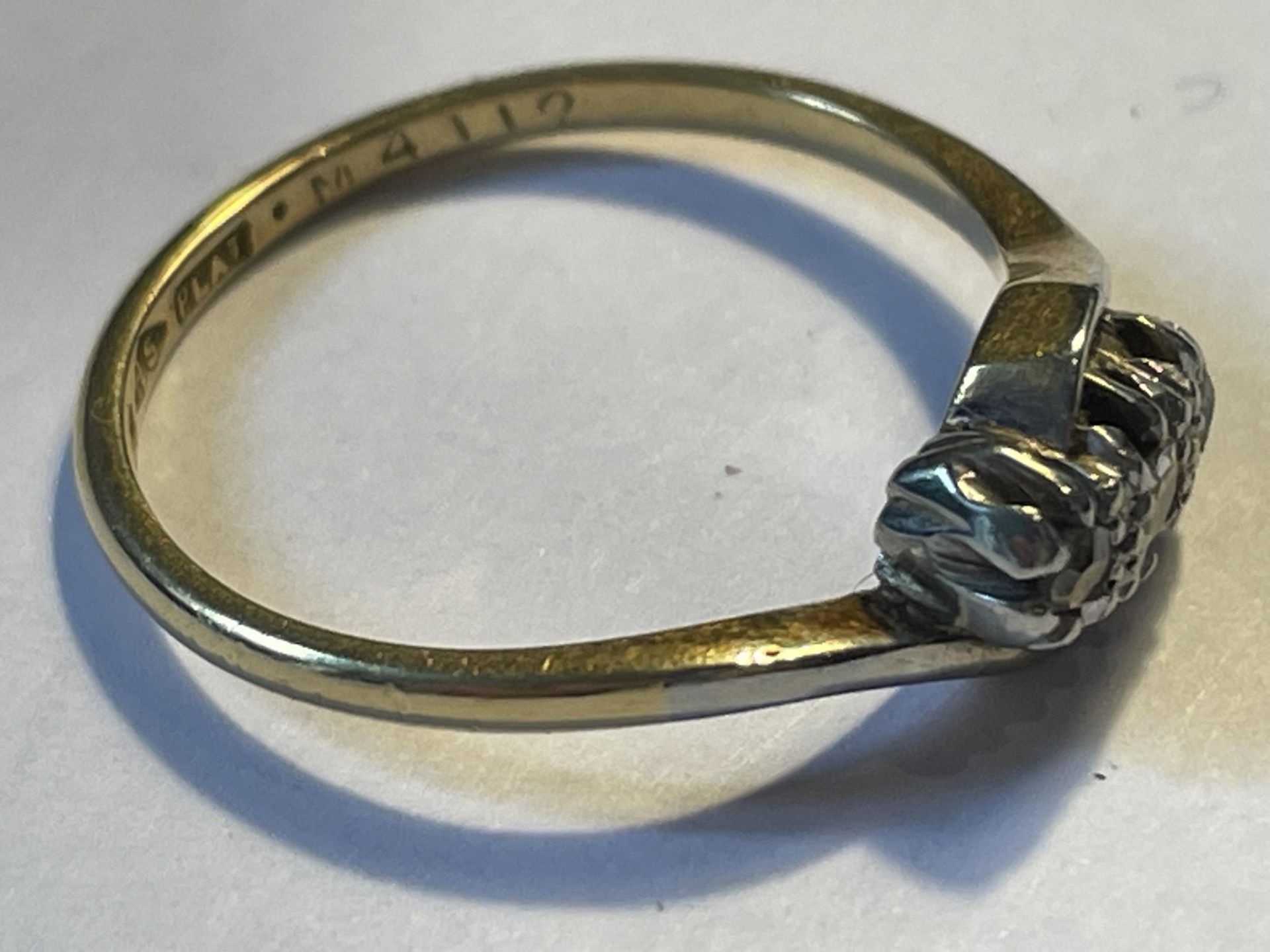 A PLATINUM RING WITH THREE IN LINE DIAMONDS SIZE L/M GROSS WEIGHT 2.01 GRAMS - Image 3 of 4