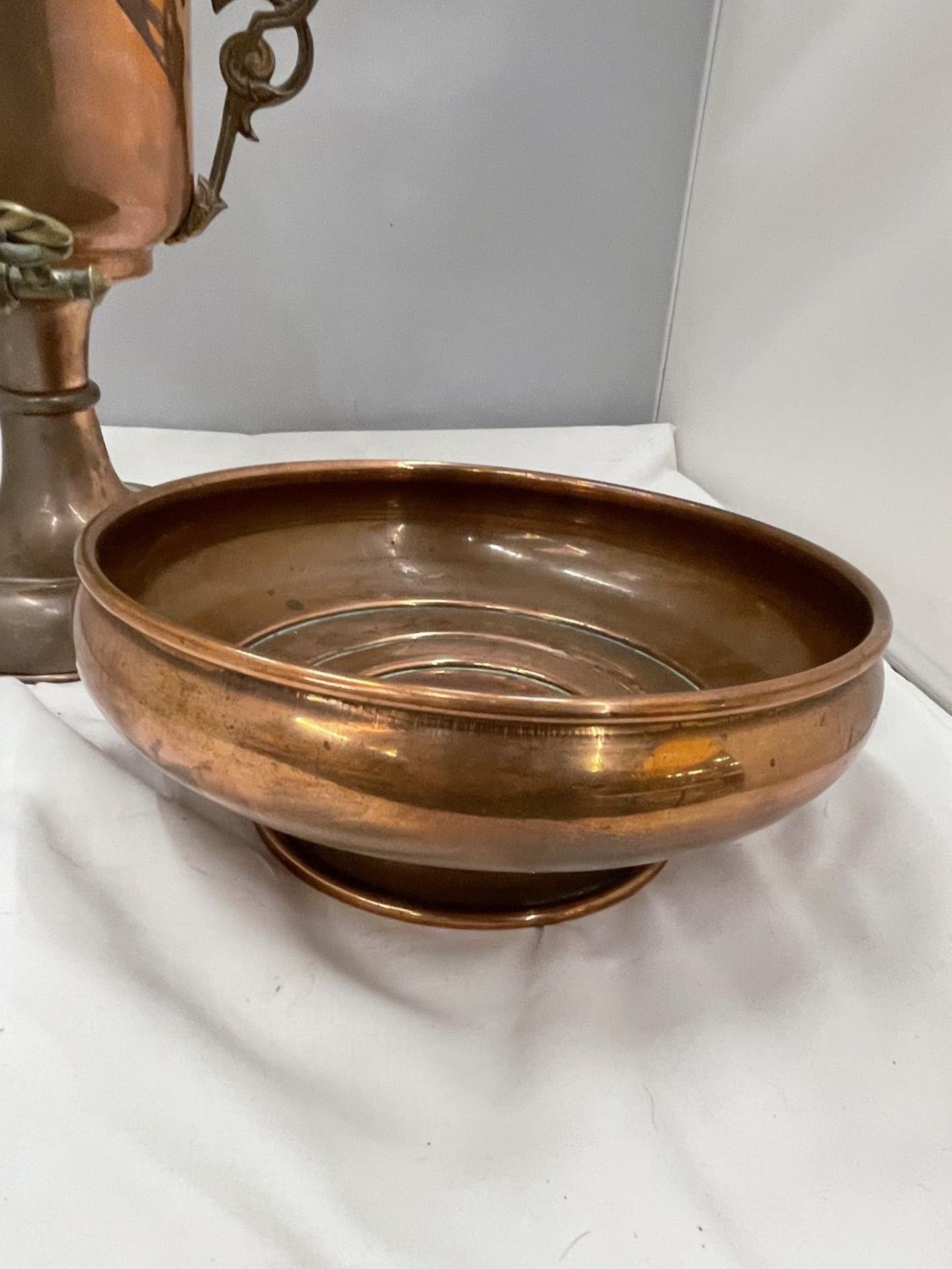 A VINTAGE COPPER AND BRASS URN WITH TAP AND A COPPER BOWL - Image 2 of 8