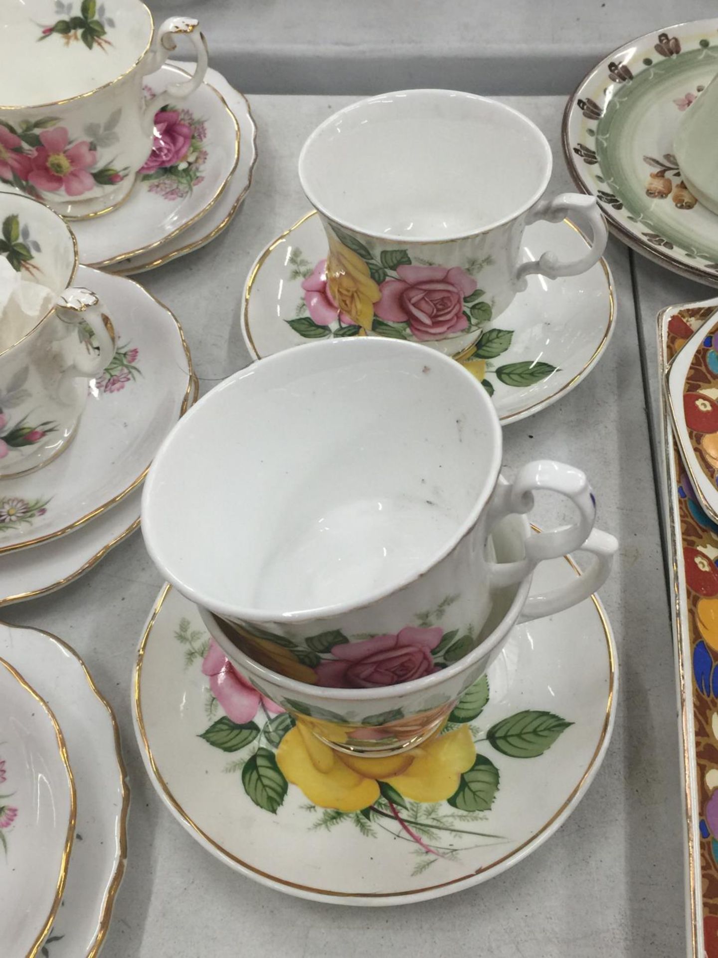 A QUANTITY OF CHINA CUPS, PLATES AND SAUCERS TO INCLUDE ROYAL ALBERT 'PRARIE ROSE', SHERIDAN, ETC - Image 5 of 7