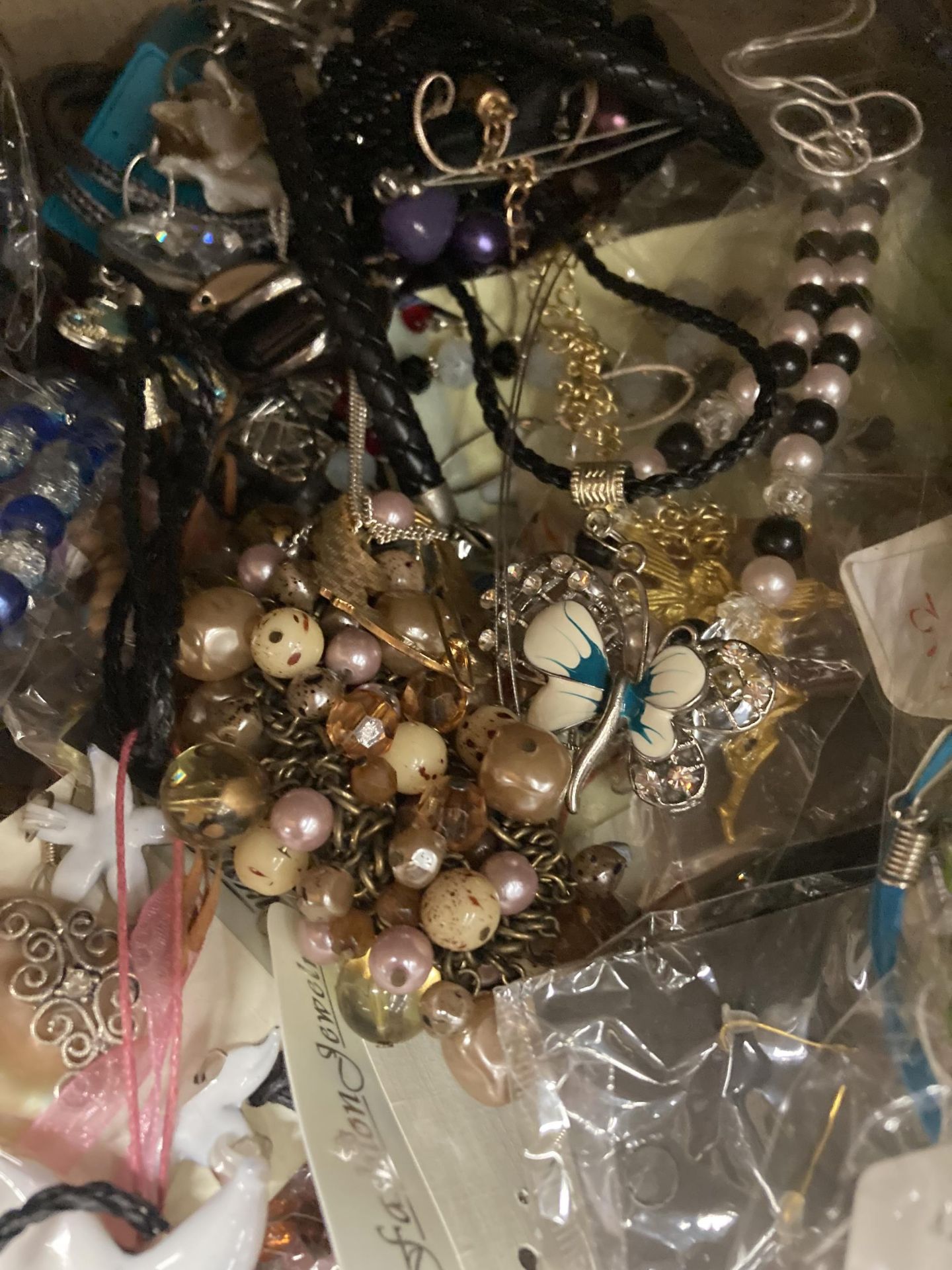 A LARGE QUANTITY OF COSTUME JEWELLERY TO INCLUDE BEADS, BANGLES, BRACELETS, EARRINGS, ETC - Image 4 of 4