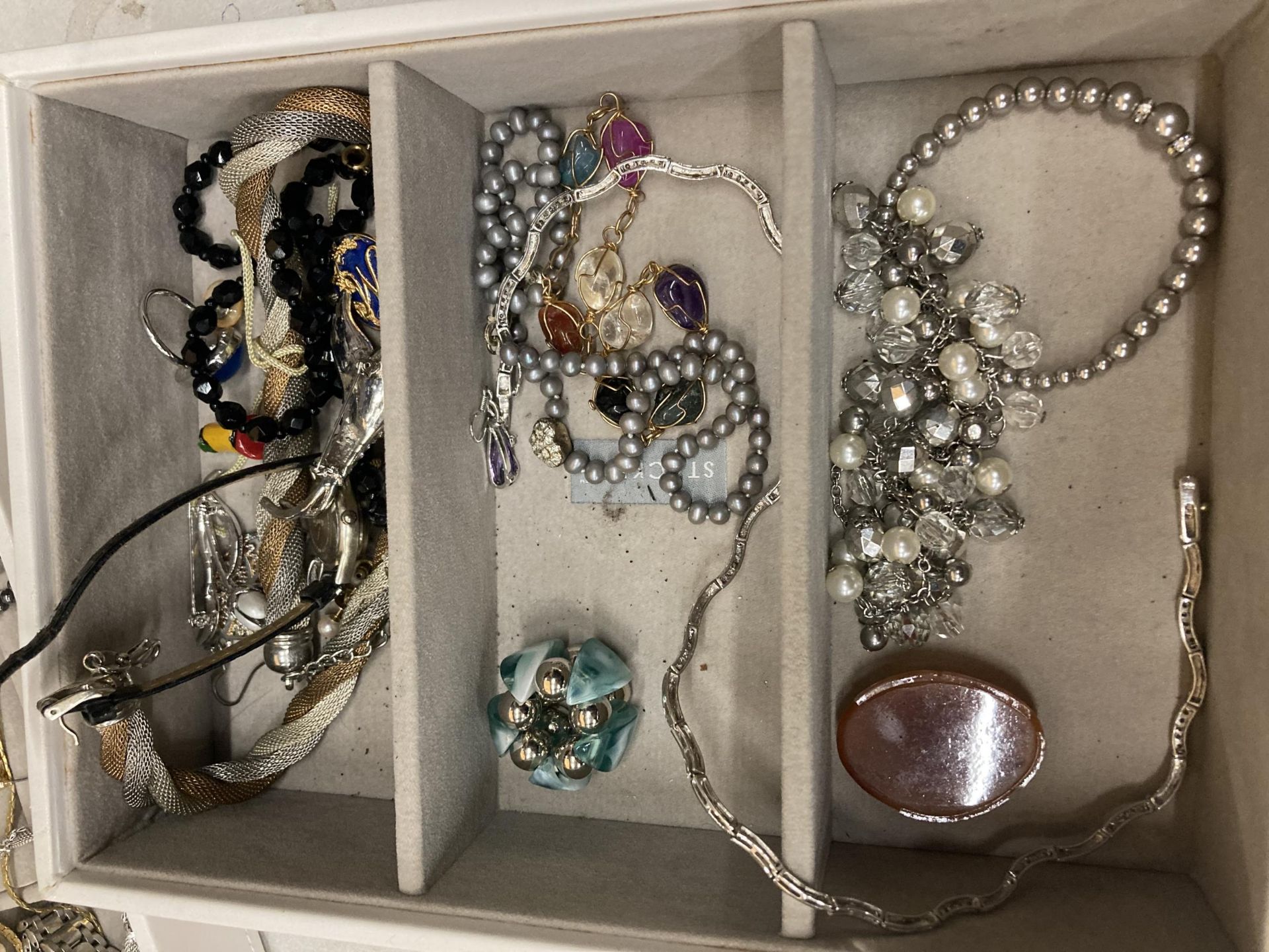 A QUANTITY OF COSTUME JEWELLERY TO INCLUDE EARRINGS, PEARLS, BANGLES, NECKLACES, ETC PLUS A - Image 3 of 4