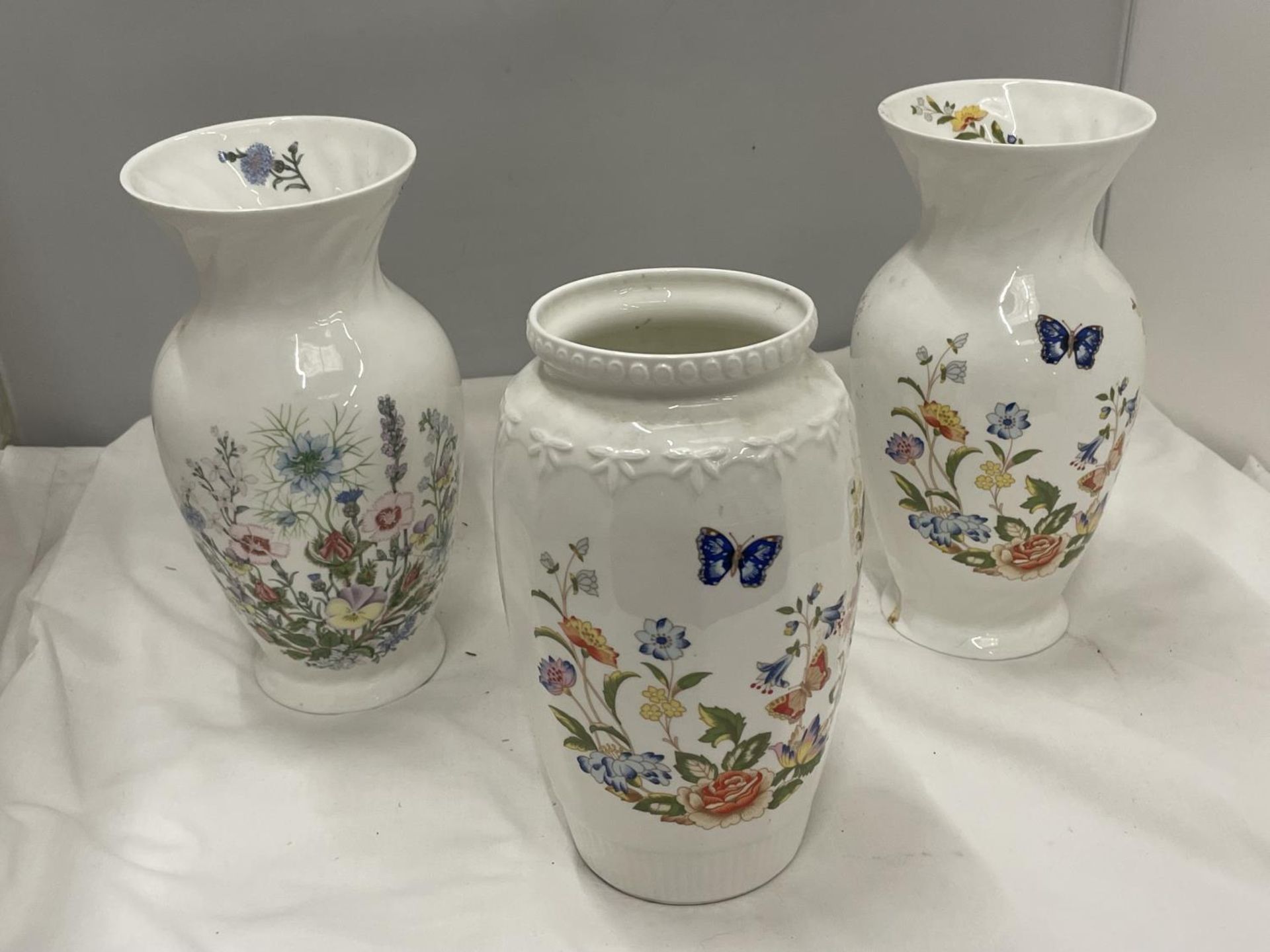 THREE LARGE AYNSLEY VASES, TWO IN THE COTTAGE GARDEN PATTERN, THE OTHER 'WILD TUDOR', HEIGHT 23CM