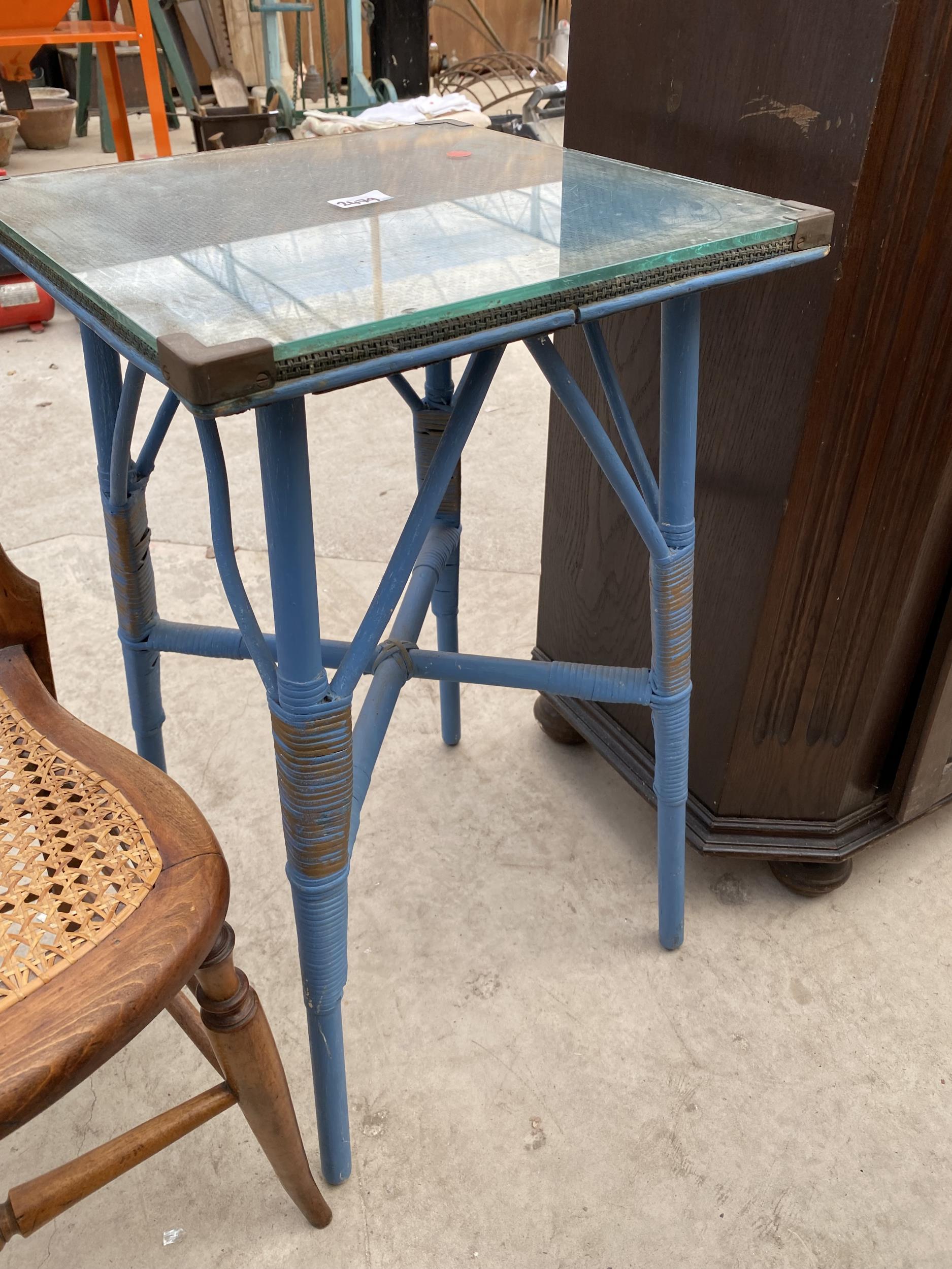 A 16" SQUARE LLOYD LOOM STYLE TABLE AND SATINWOOD BEDROOM CHAIR - Bild 3 aus 3