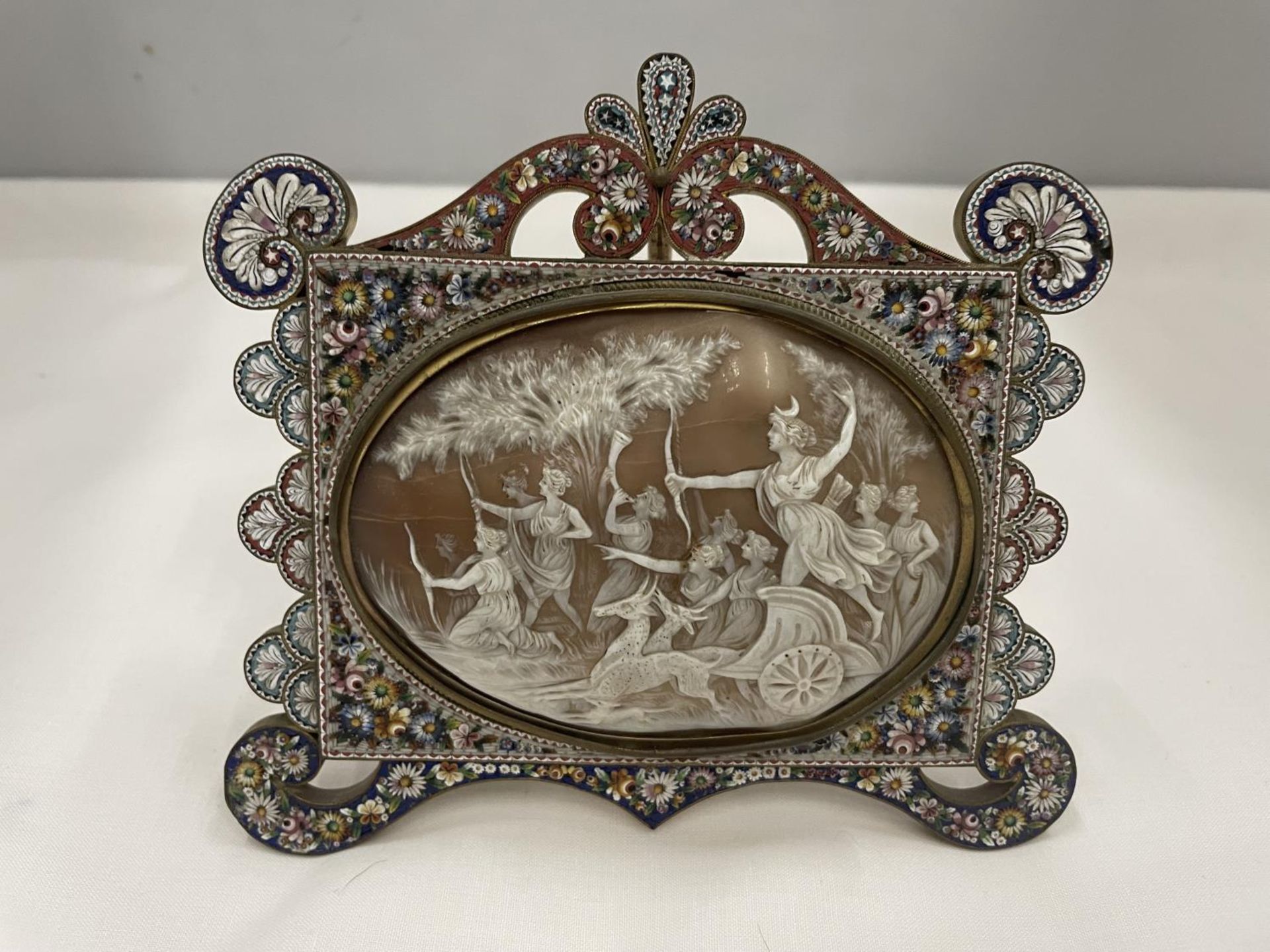 A GOOD QUALITY 19TH CENTURY MICRO MOSCAIC FRAME WITH AN INSET CAMEO 14.5 CM X 12.5 CM