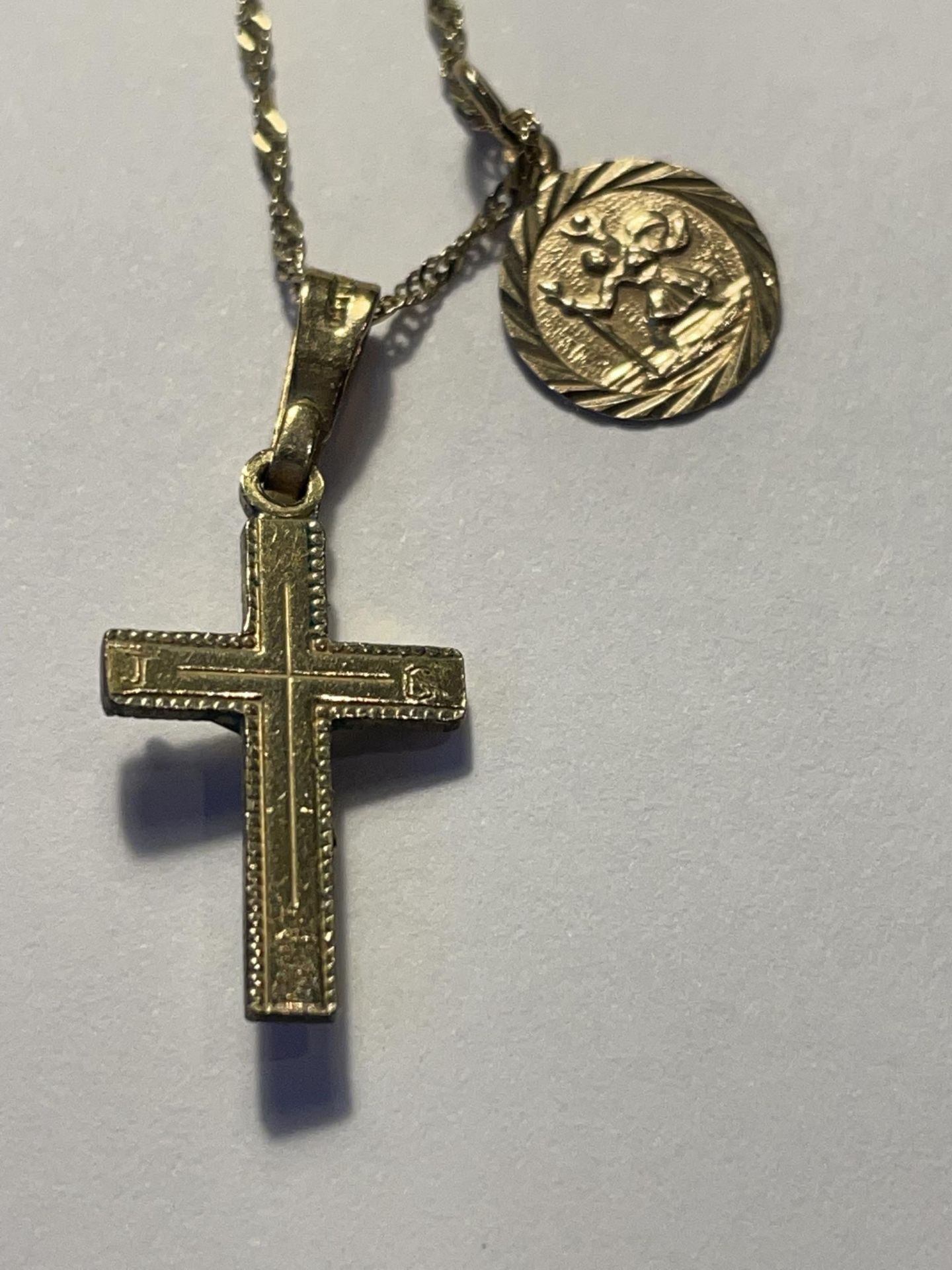 A 9 CARAT GOLD CHAIN WITH A ST CHRISTOPHER AND A CROSS PENDANT AND A FURTHER NECKLACE A/F GROSS - Image 2 of 4