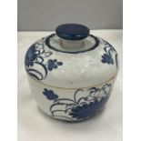 A BLUE AND WHITE ORIENTAL STYLE LIDDED POT