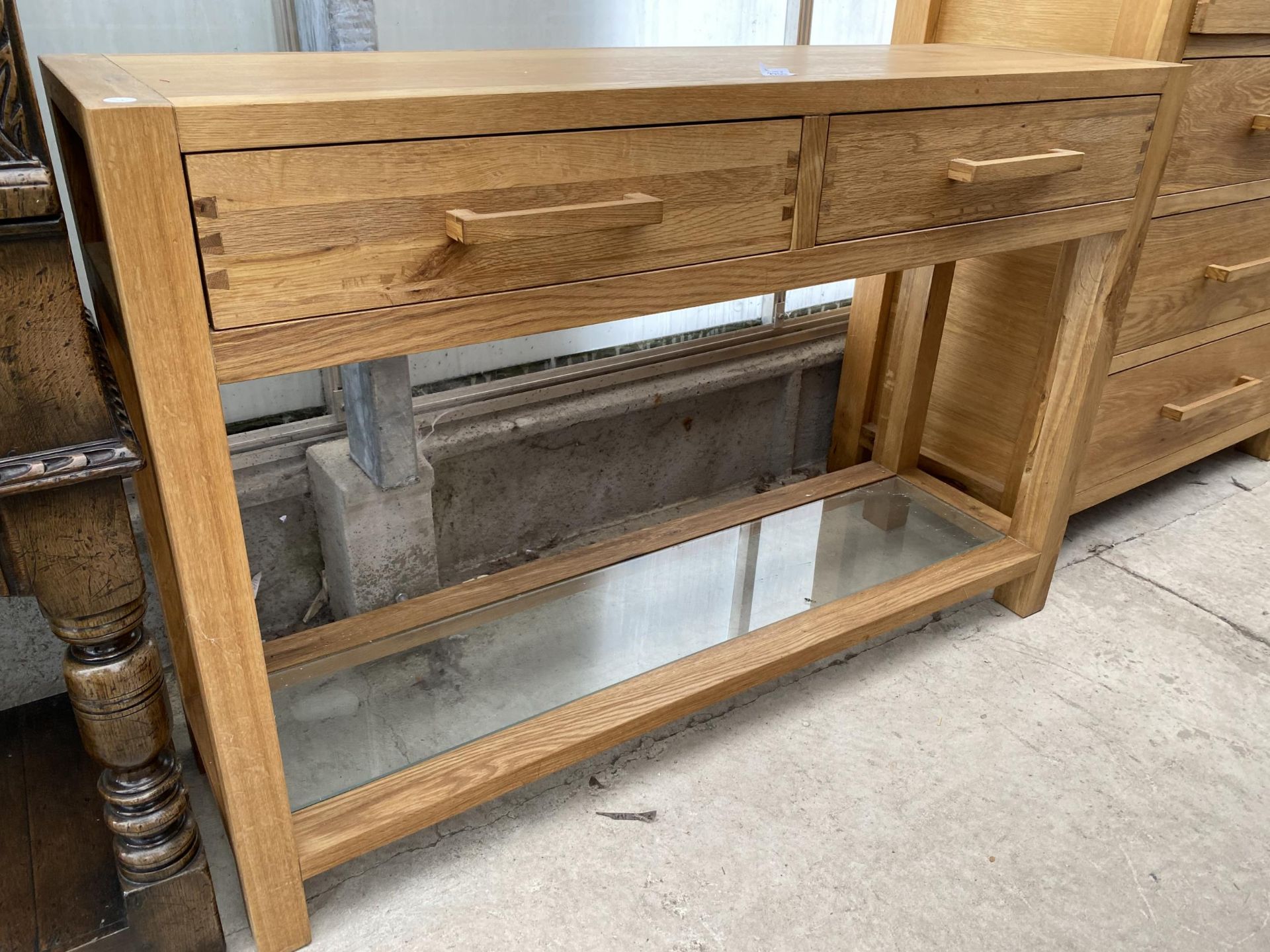 A MODERN OAK CONSOLE TABLE WITH TWO DRAWERS AND LOWER GLAZED SHELF 48" WIDE - Image 2 of 5