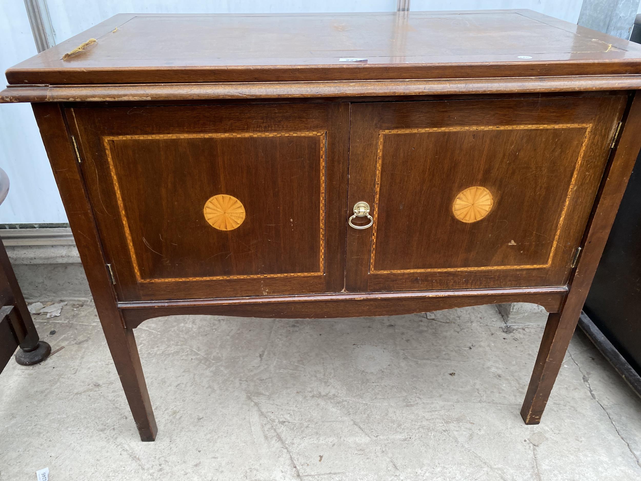 AN EDWARDIAN MAHOGANY SIDE CABINET WITH TWO INLAID DOORS 36" WIDE - Image 4 of 6