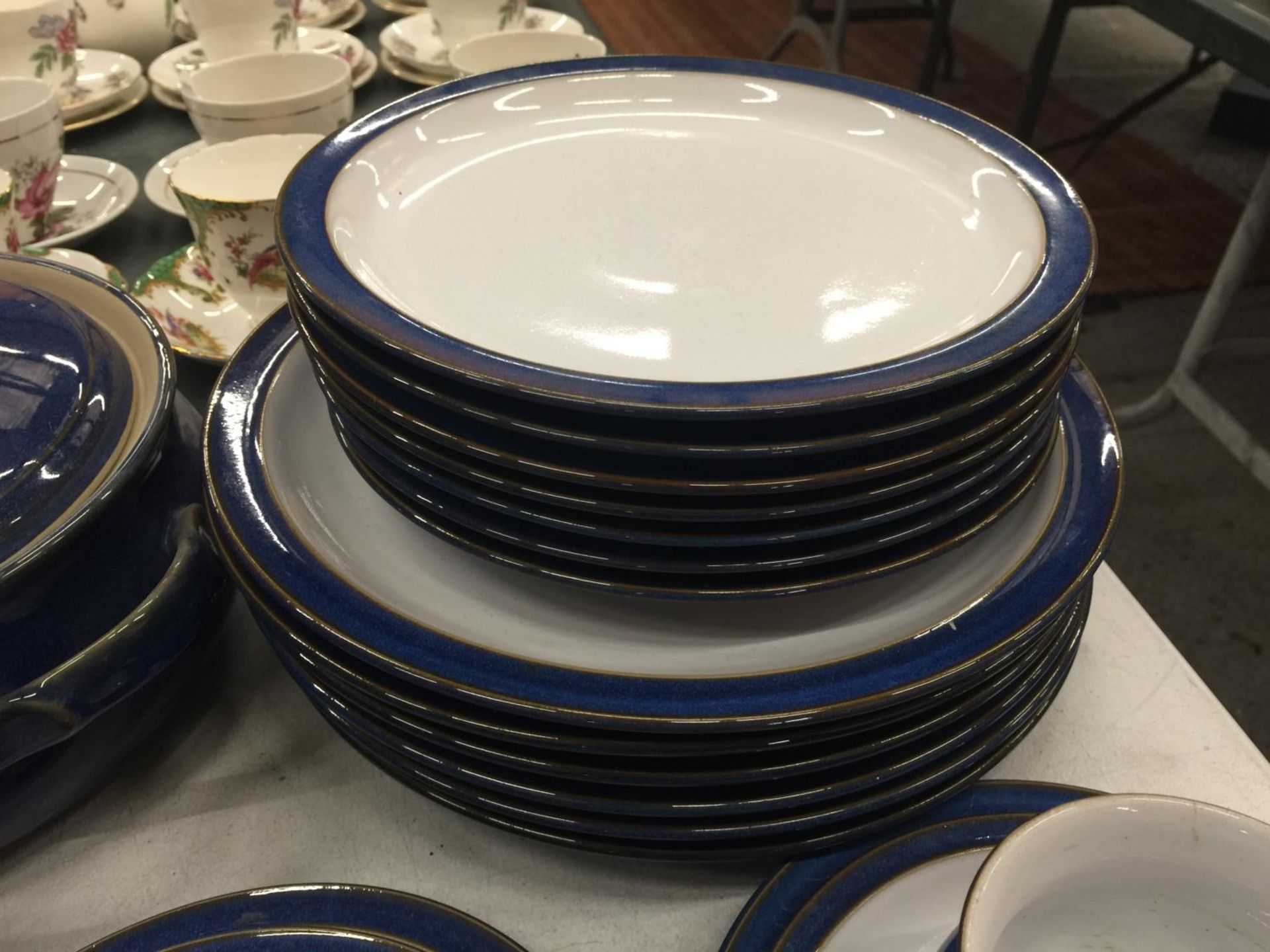 A DENBY DINNER SERVICE IN BLUE TO INCLUDE PLATES, BOWLS, TEAPOTS, SERVING TUREEN, MILK JUGS, SUGAR - Image 8 of 9