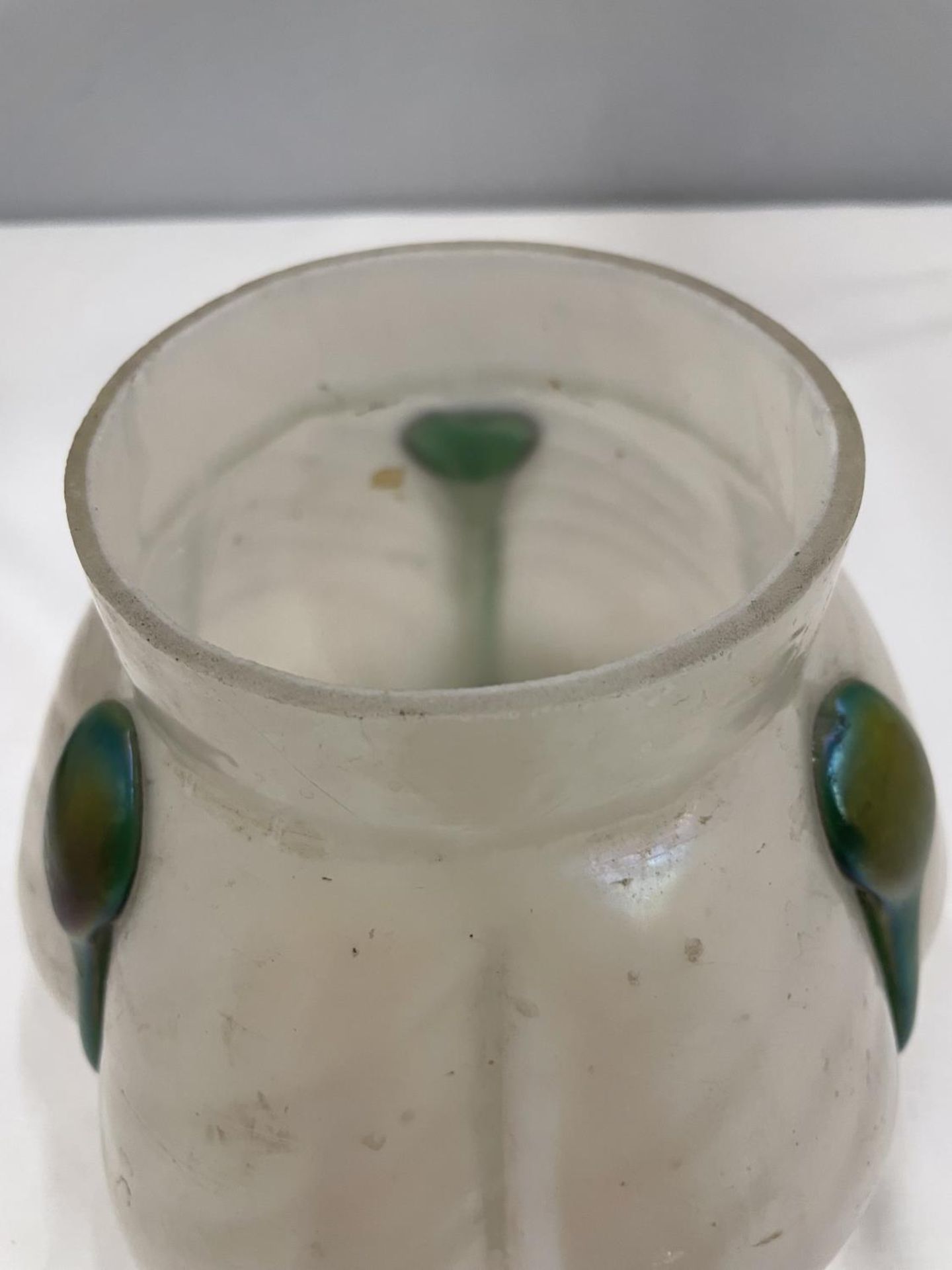 A CIRCA 1910 LOETZ MELON IRIDESCENT PEARL ART GLASS VASE WITH APPLIED GREEN TENDRILS AND A BRASS - Image 3 of 6