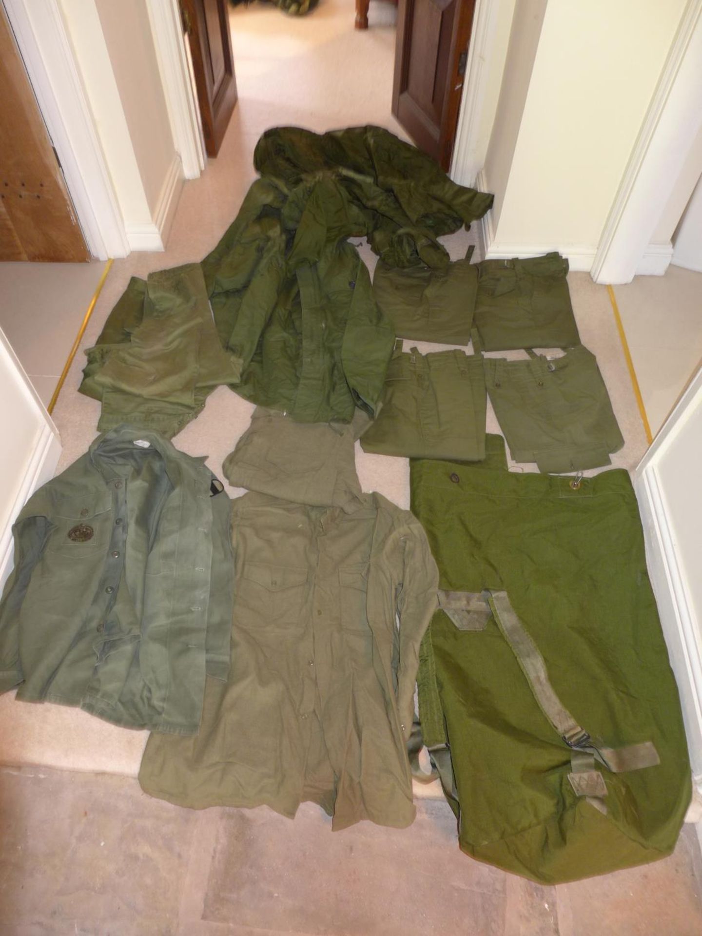 A LARGE COLLECTION OF MILITARY/SHOOTING/FISHING CLOTHING TO INCLUDE WATERPROOF JACKET, TROUSERS,