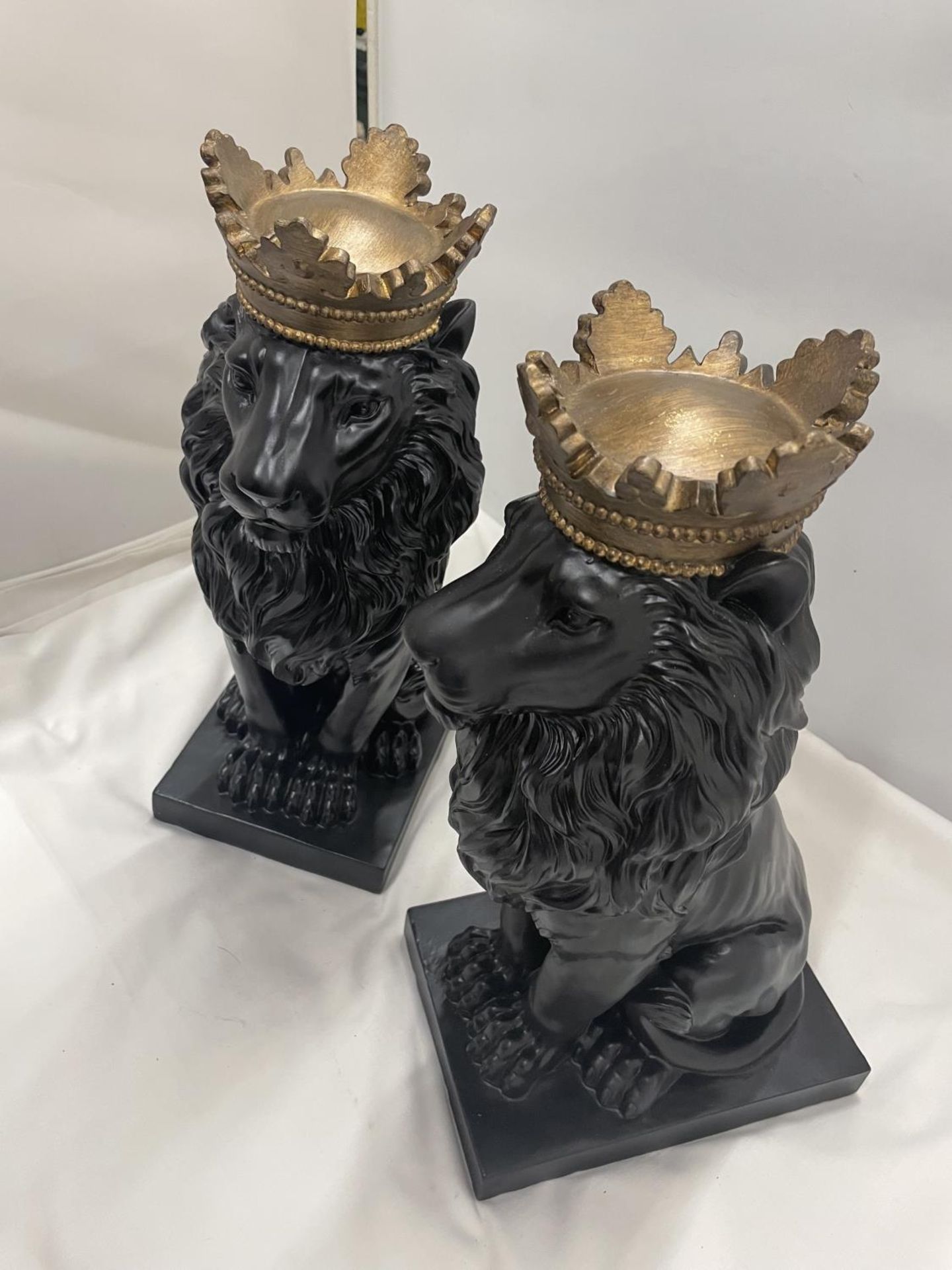 A LARGE PAIR OF DECORATIVE BLACK LIONS WITH GOLD CROWNS HEIGHT 36CM - Image 2 of 5