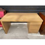 A MODERN OAK EFFECT SINGLE PEDESTAL DESK, 55X28"