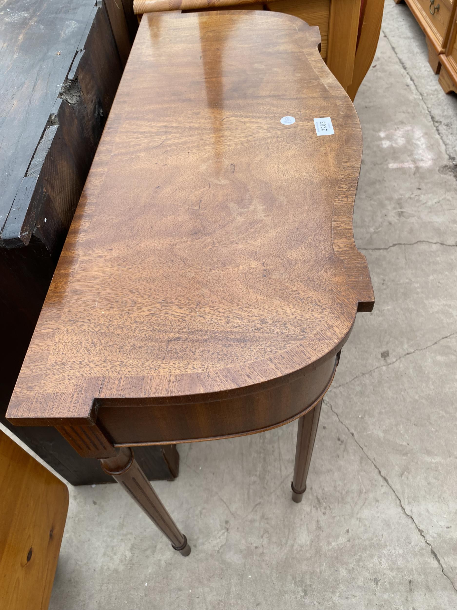 A REPRODUCTION MAHOGANY AND CROSSBAND SIDE TABLE WITH TWO DRAWERS 31" WIDE - Image 3 of 5