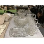 A QUANTITY OF CLEAR GLASSWARE TO INCLUDE A DECANTER, BOWLS, JUGS, TANKARDS, ETC