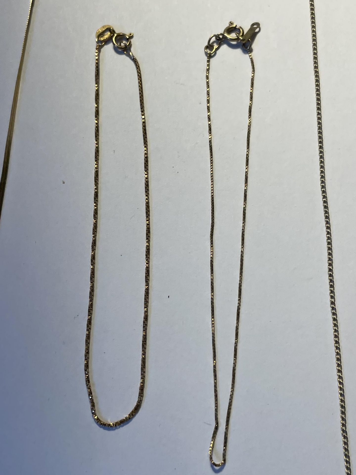 TWO 9 CARAT GOLD NECKLACES AND TWO 9 CARAT GOLD BRACELETS GROSS WEIGHT 2.8 GRAMS - Image 4 of 6