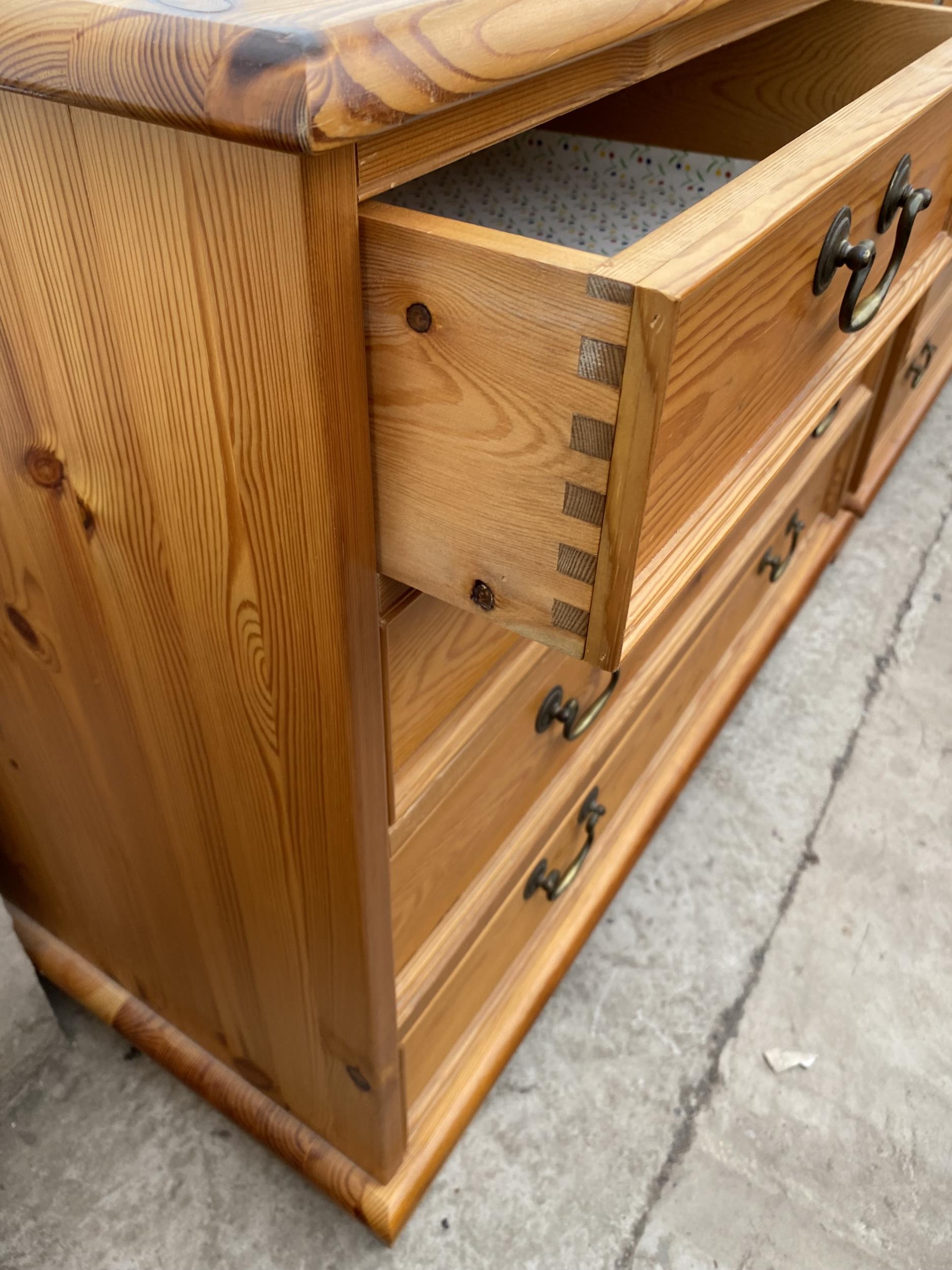 A MODERN PINE CHEST OF FOUR SHORT AND TWO LONG DRAWERS 36" WIDE - Image 3 of 3