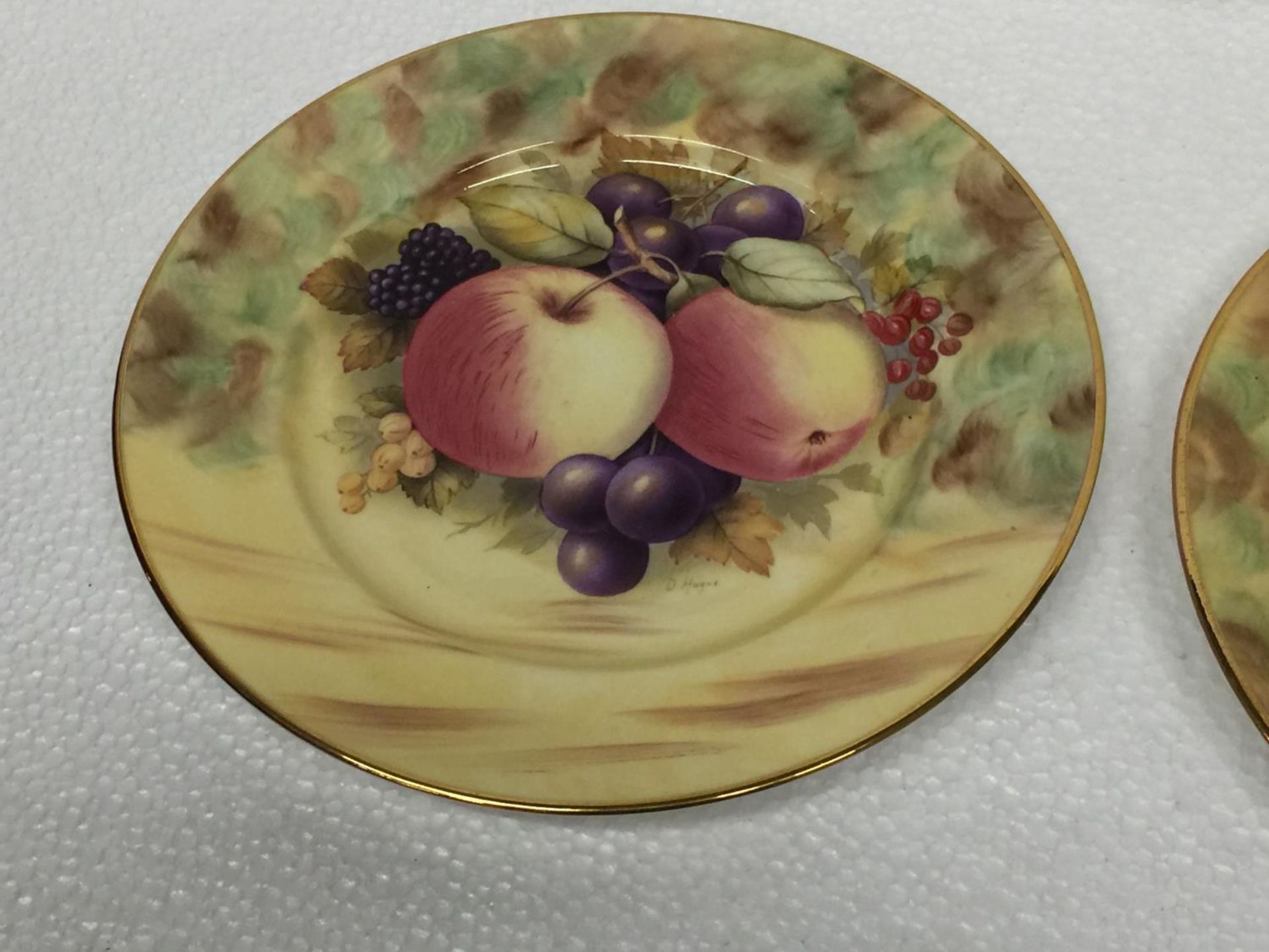 TWO SANDRINGHAM COLLECTORS CABINET PLATES WITH A FRUIT DESIGN - Image 2 of 4