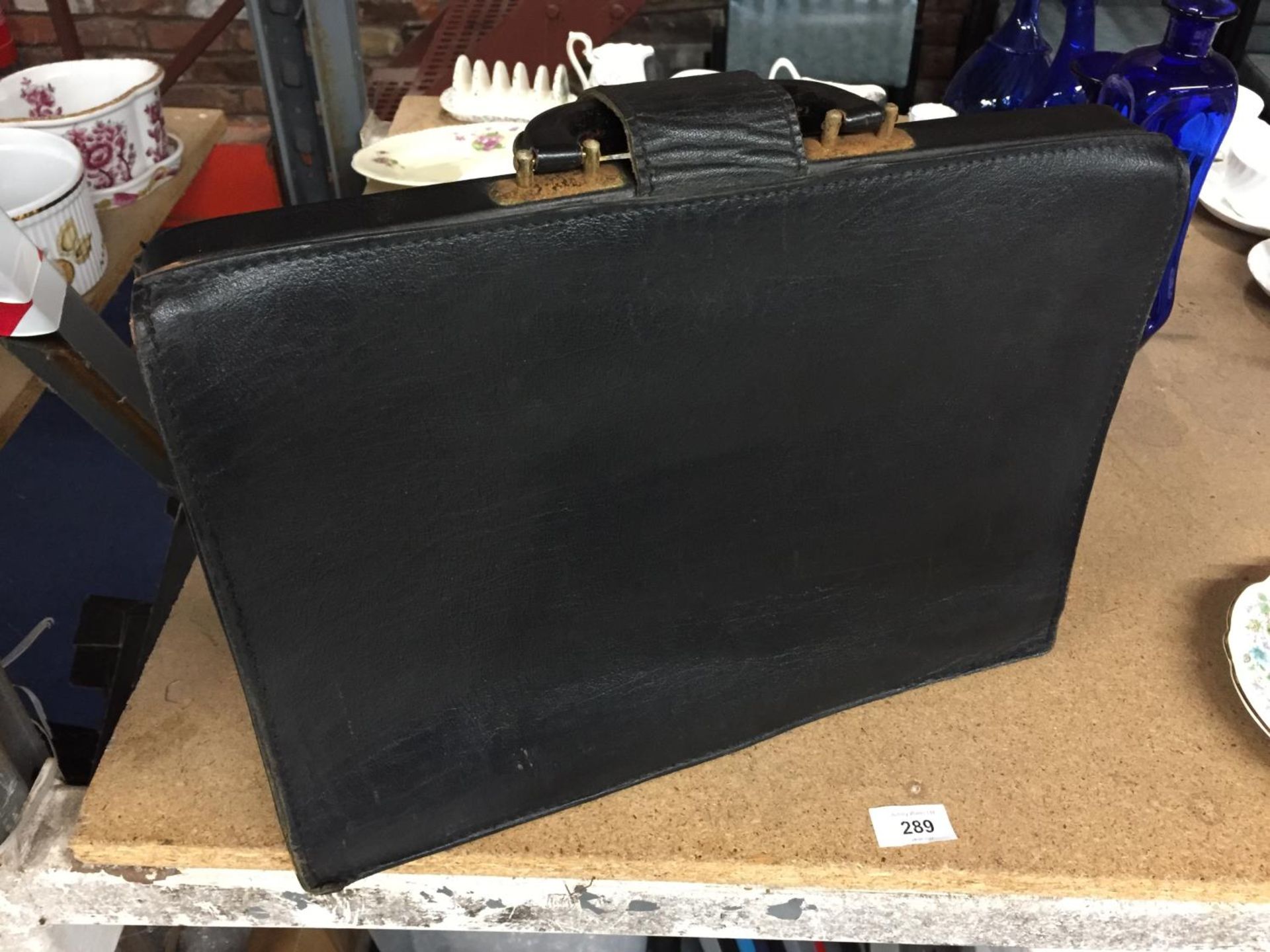 A VINTAGE BLACK LEATHER BRIEFCASE WITH CLASP FASTENING - Image 2 of 4