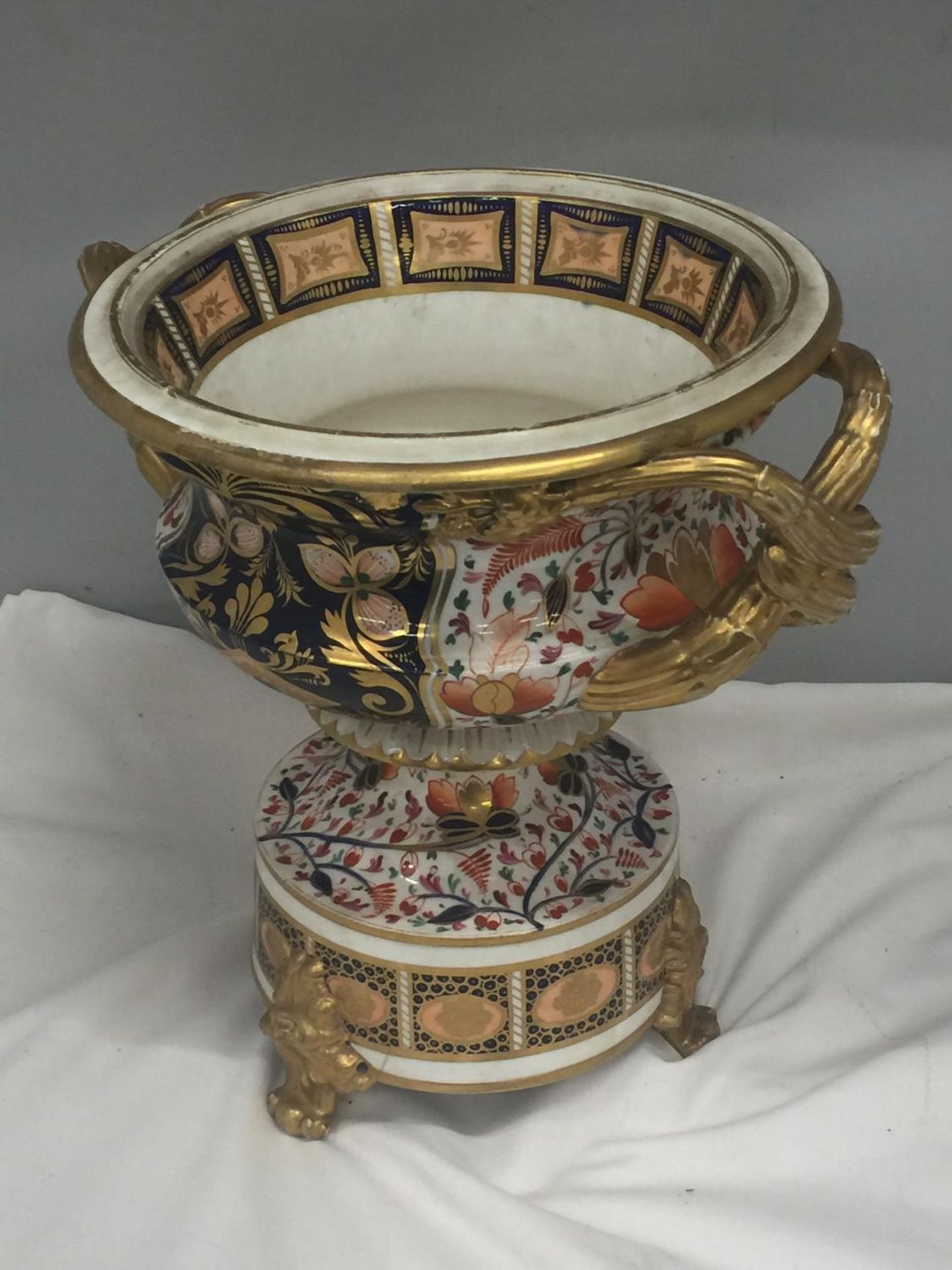 A MID 19TH CENTURY PORCELAIN CAMPANA SHAPED URN ON STAND WITH ELABORATE GILT DECORATION, HEIGHT 32CM - Image 4 of 4