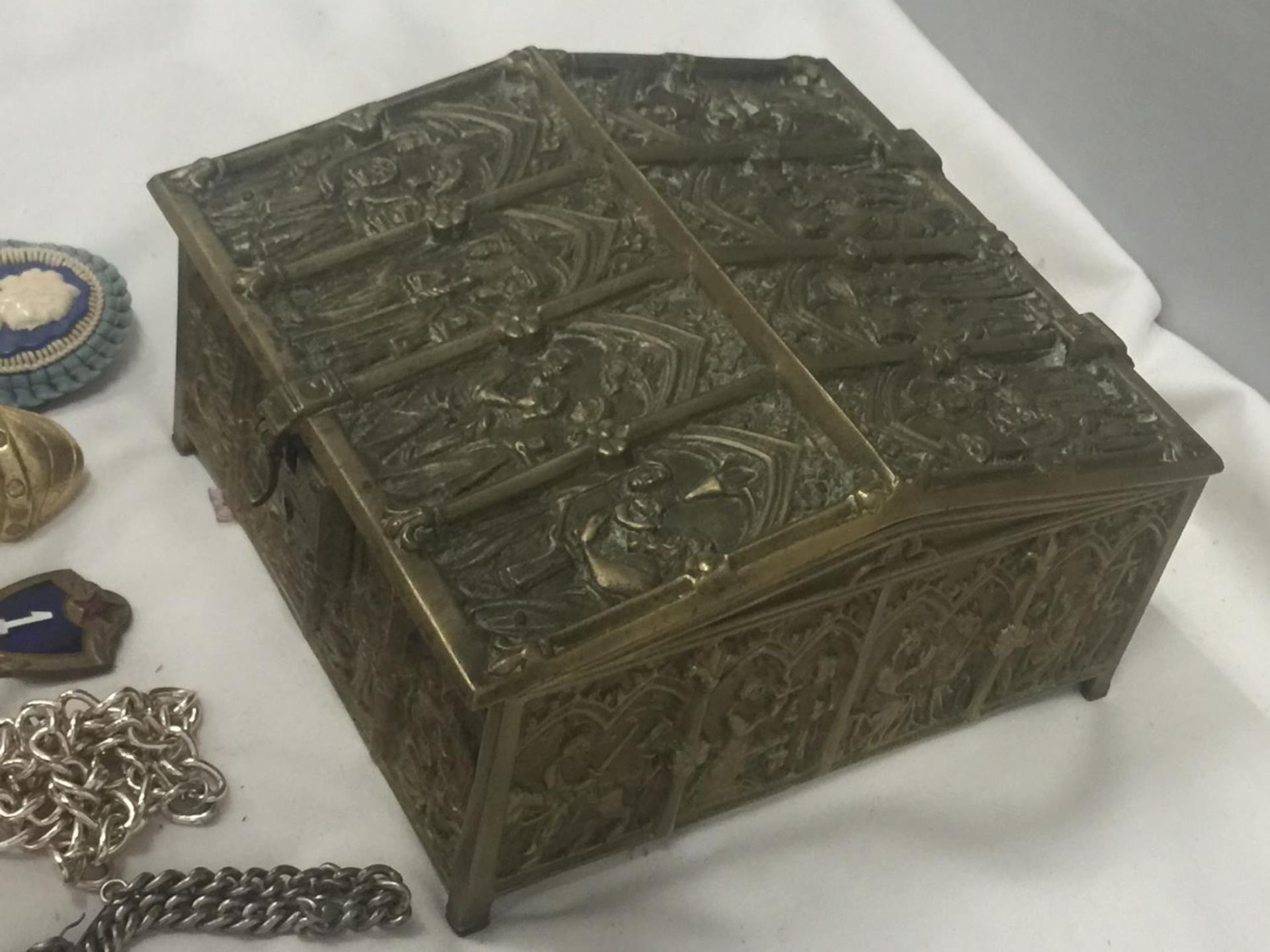 A HEAVY BRASS JEWELLERY BOX EMBOSSED WITH ECCLESIASTICAL IMAGES AND VELVET LINING CONTAINING A - Image 9 of 11