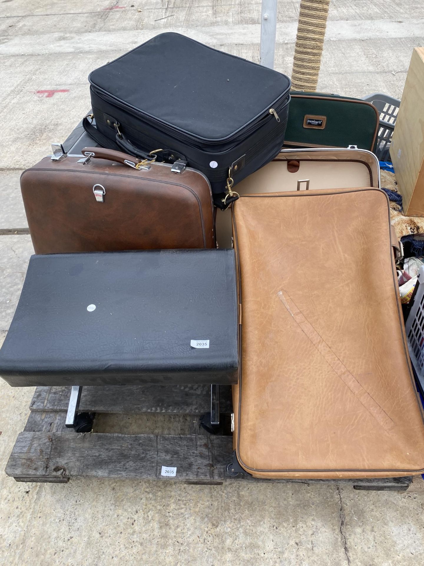 AN ASSORTMENT OF HOUSEHOLD CLEARANCE ITEMS TO INCLUDE A STOOL AND SUITCASES ETC