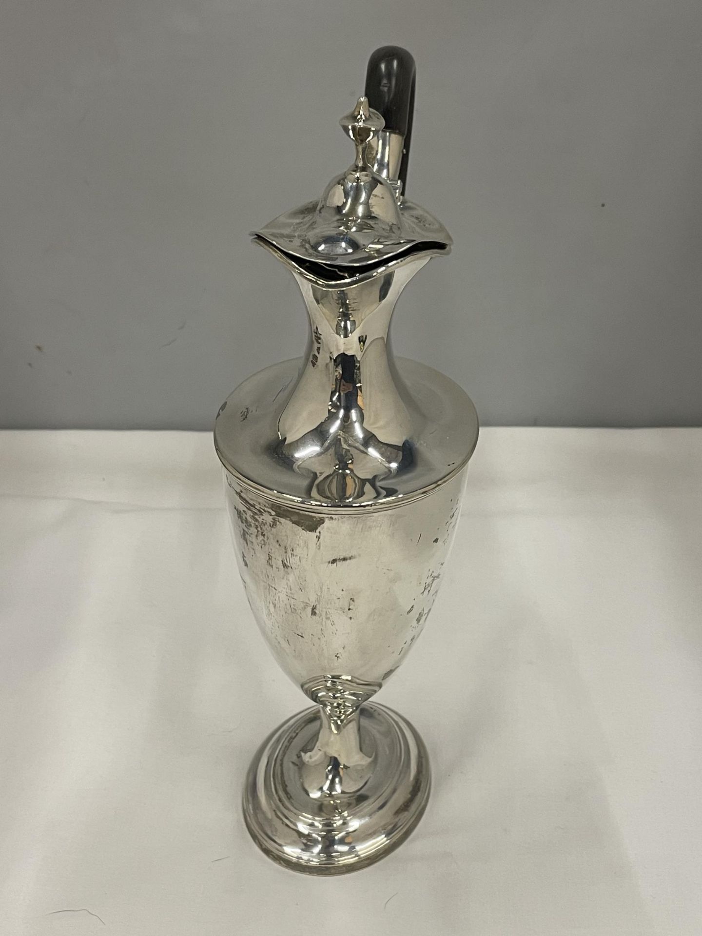 A WALKER AND HALL HALLMARKED SHEFFIELD SILVER CLARET JUG 26CM HIGH GROSS WEIGHT 515 GRAMS - Image 2 of 5