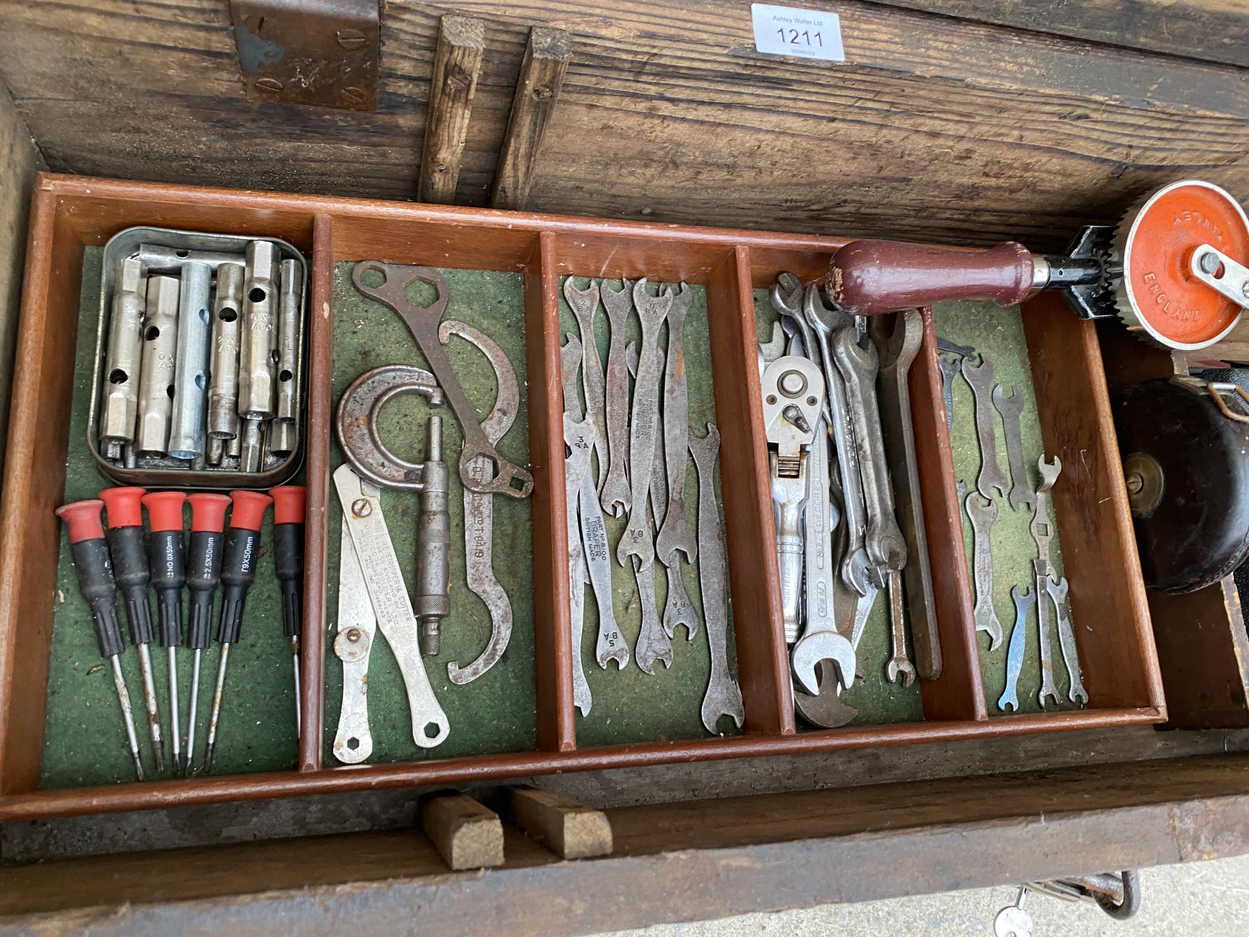 A VINTAGE WOODEN JOINERS CHEST WITH SECTIONAL STORAGE AND AN ASSORTMENT OF TOOLS TO INCLUDE - Bild 6 aus 12