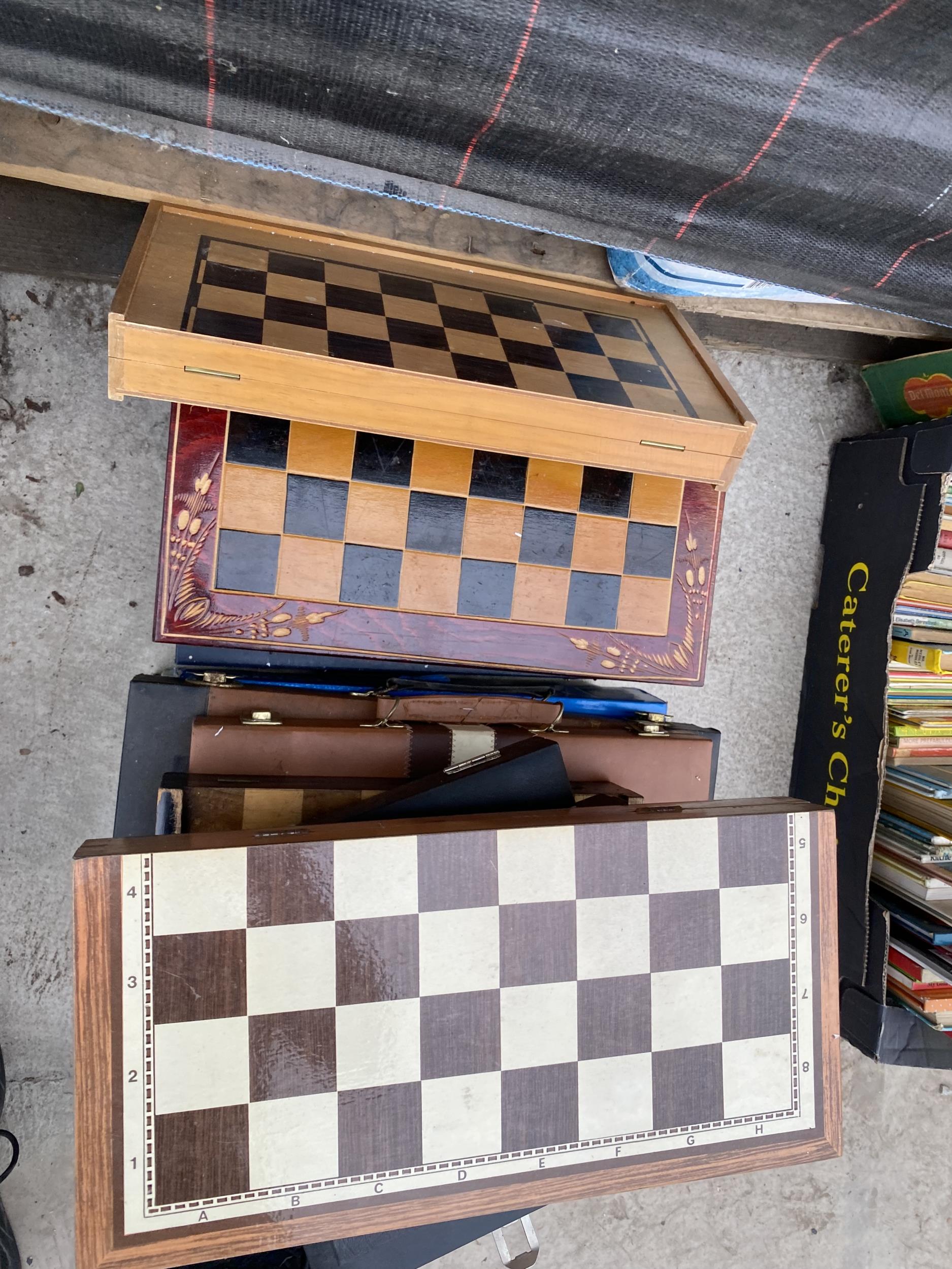 A LARGE COLLECTION OF CHESS BOARDS, CHESS PIECES AND BACKGAMON ETC - Bild 5 aus 8