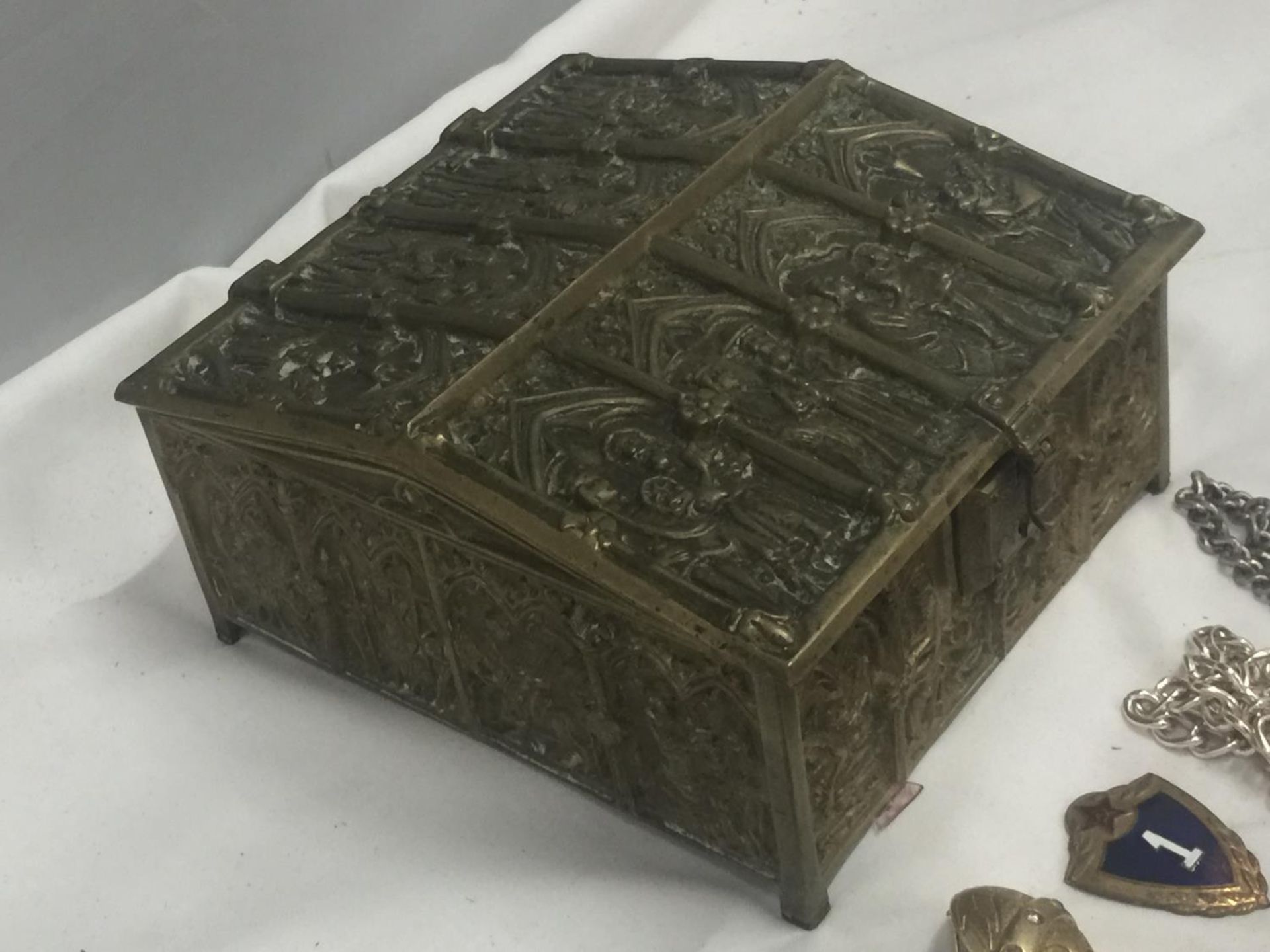 A HEAVY BRASS JEWELLERY BOX EMBOSSED WITH ECCLESIASTICAL IMAGES AND VELVET LINING CONTAINING A - Image 8 of 11