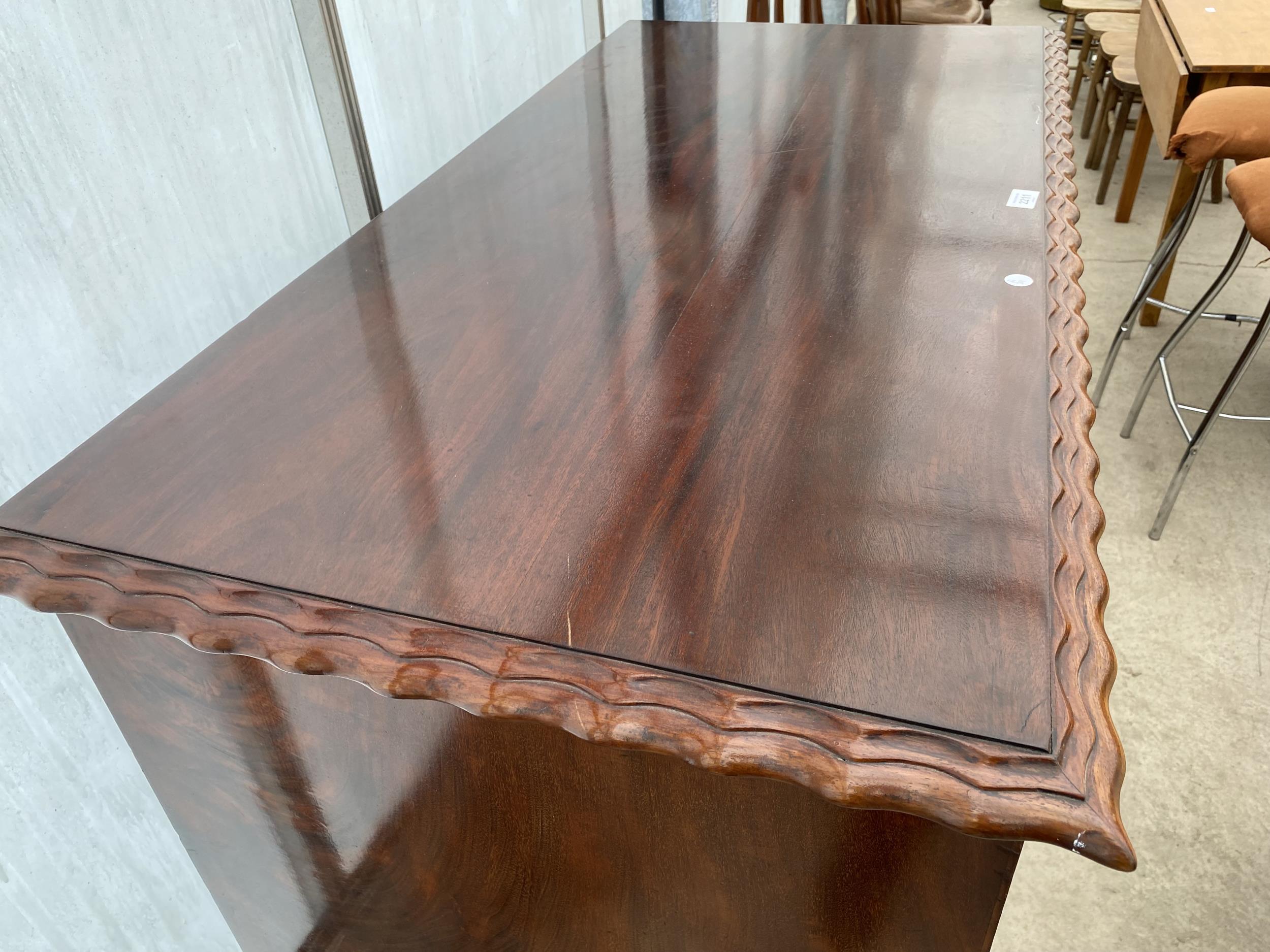 A 19TH CENTURY MAHOGANY CHEST OF TWO SHORT AND THREE LONG GRADUATED DRAWERS WITH PIE CRUST EDGE ON - Image 6 of 6