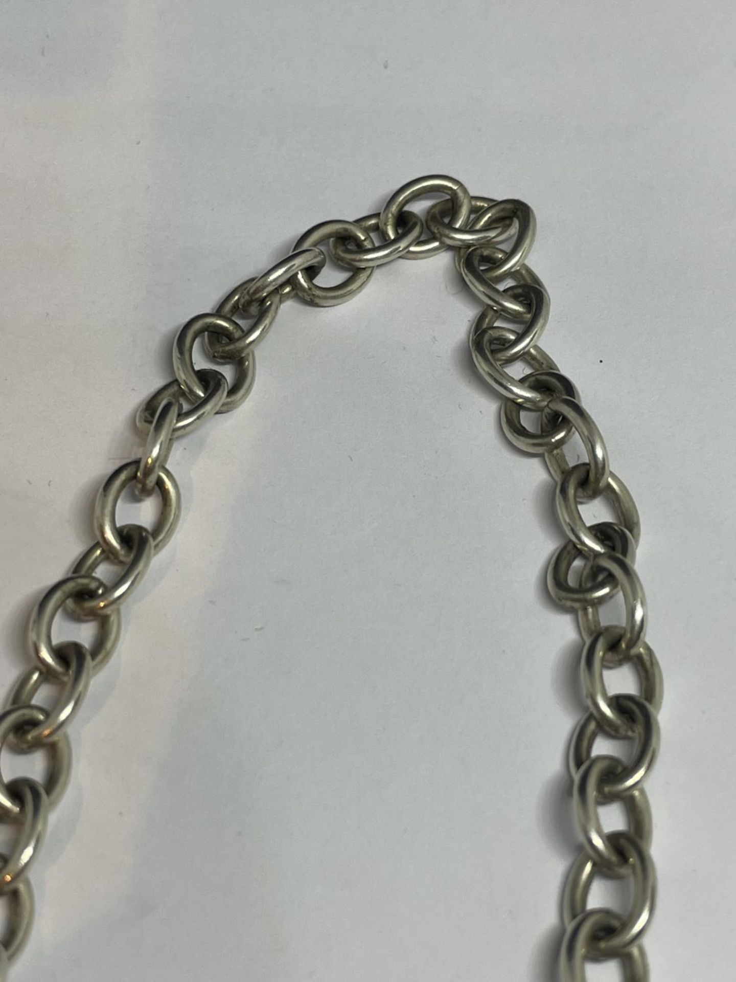 A MARKED SILVER T BAR NECKLACE - Image 3 of 3