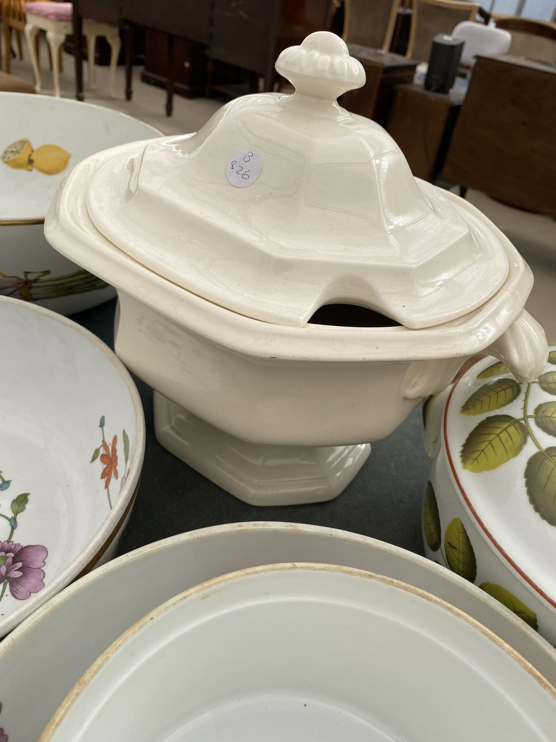 A LARGE ASSORTMENT OF CERAMIC ITEMS TO INCLUDE ROYAL WORCESTER DISHES AND TUREENS ETC - Bild 4 aus 4