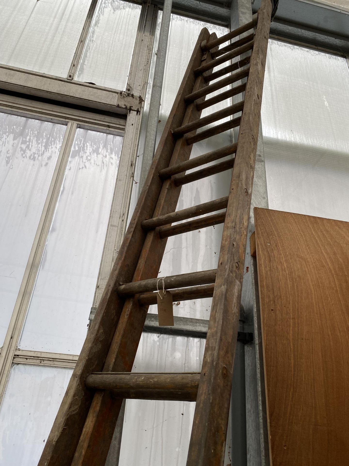 A VINTAGE WOODEN TWO SECTION 30 RUNG EXTENDABLE LADDER - Image 2 of 3