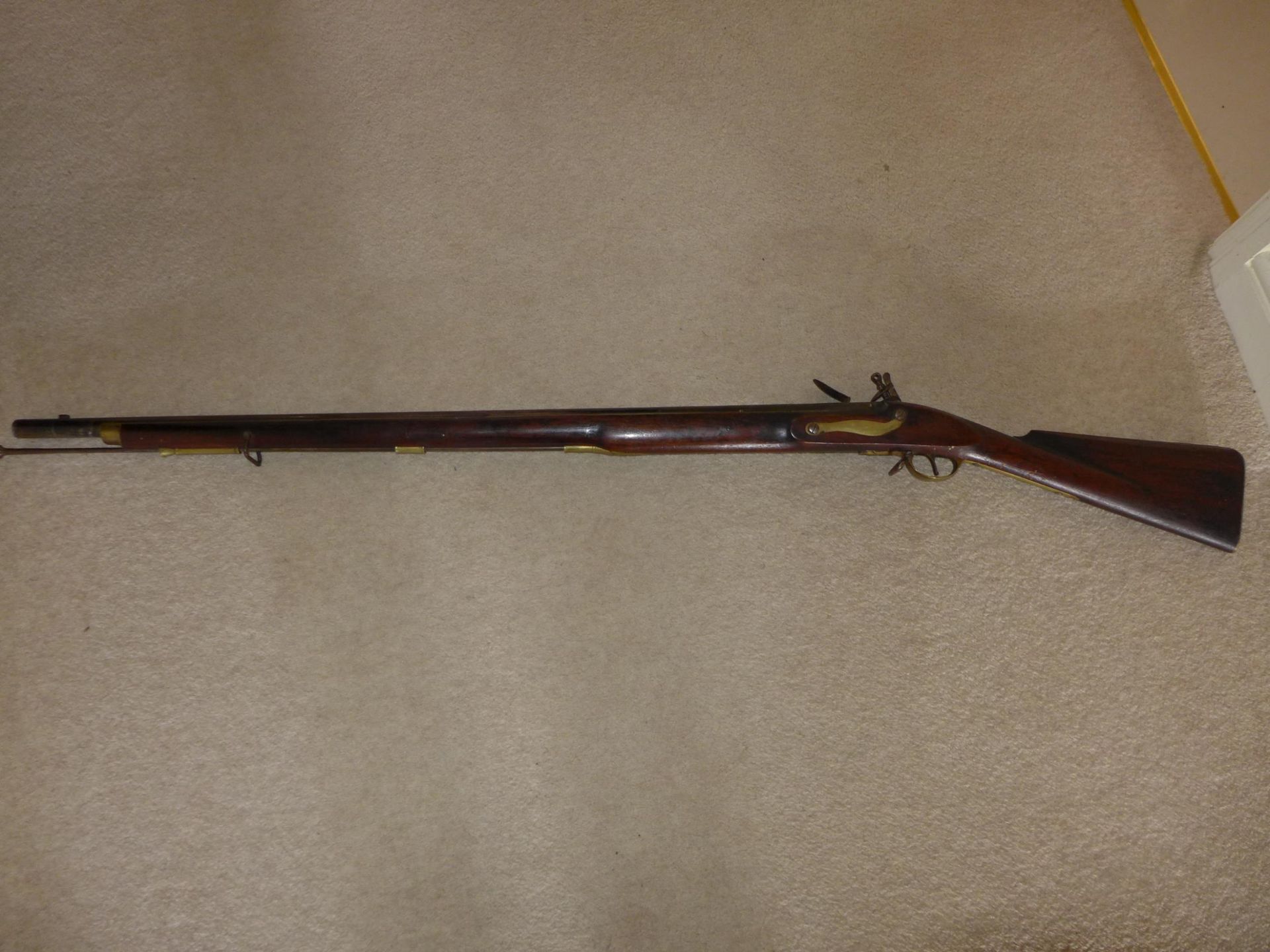 A FLINTLOCK MUSKET, 98CM BARREL, WOODEN STOCK WITH BRASS MOUNTS, LENGTH 141CM - Image 2 of 7