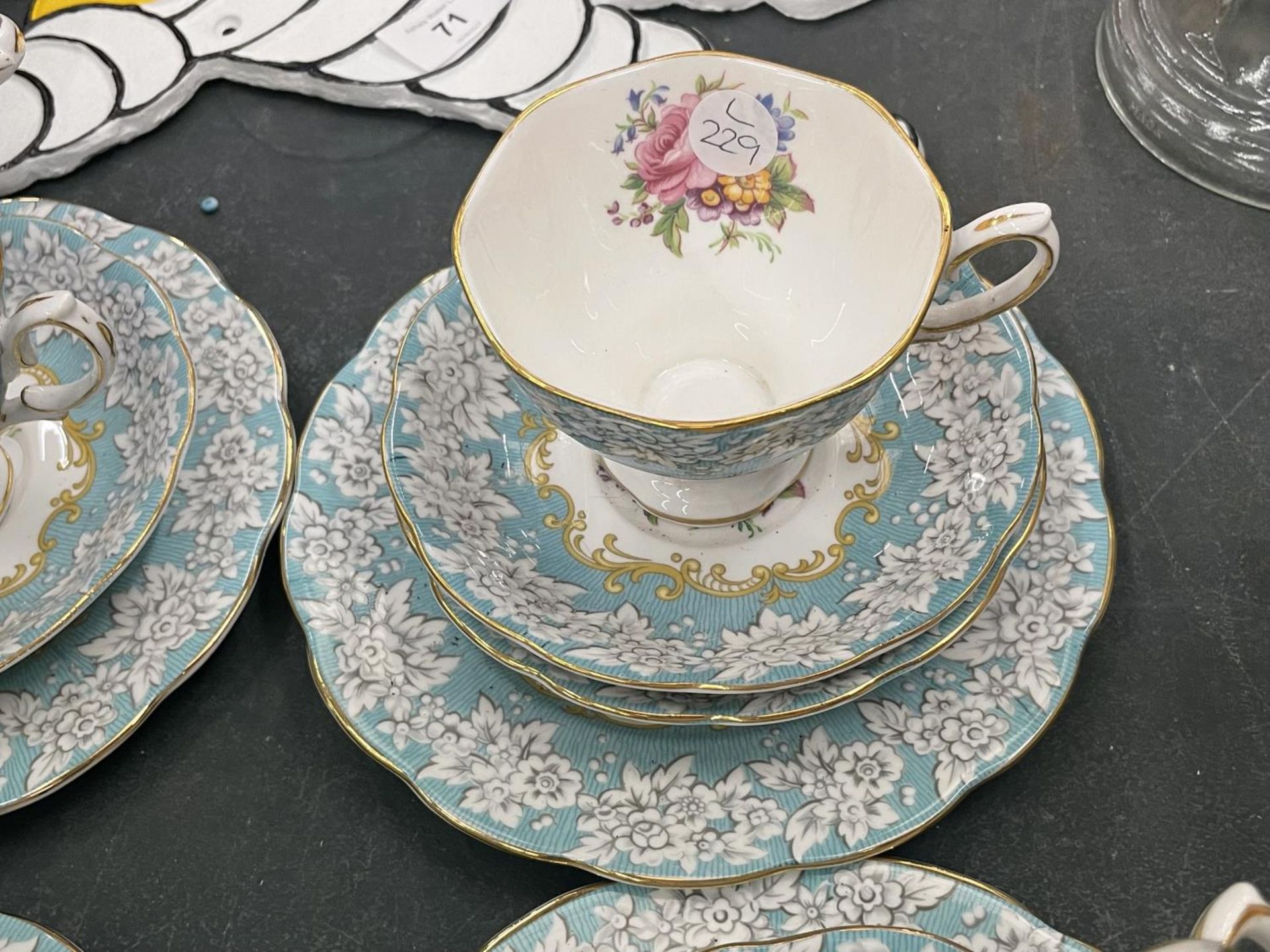 A QUANTITY OF ROYAL ALBERT 'ENCHANTMENT' CUPS, SAUCERS AND SIDE PLATES - Image 5 of 7