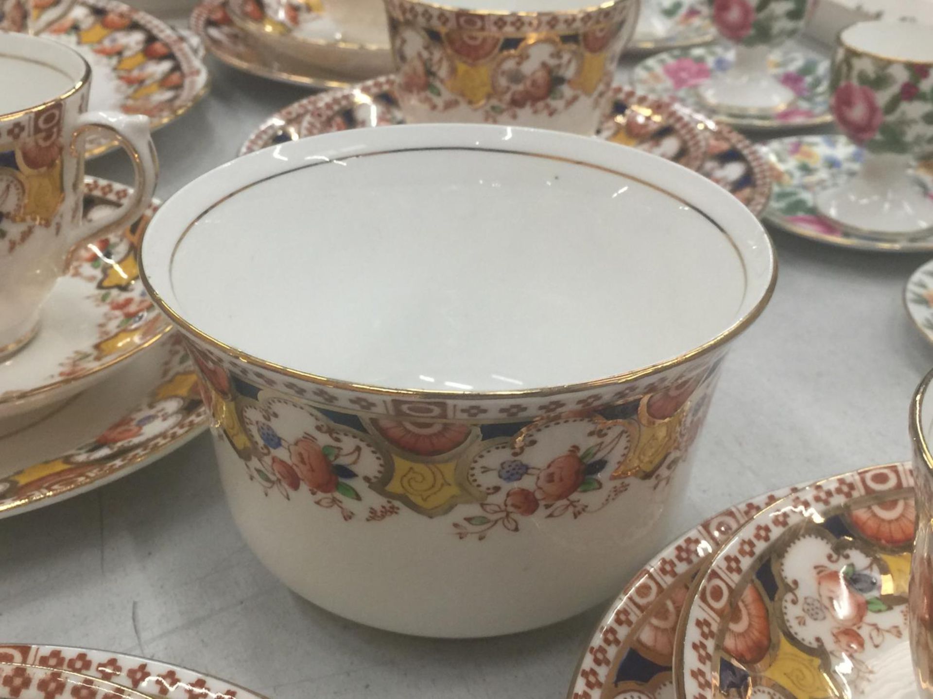 A QUANTITY OF SALISBURY CHINA 'TYNE' TO INCLUDE CAKE PLATE, CUPS, SAUCERS, SIDE PLATES AND A SUGAR - Image 3 of 6