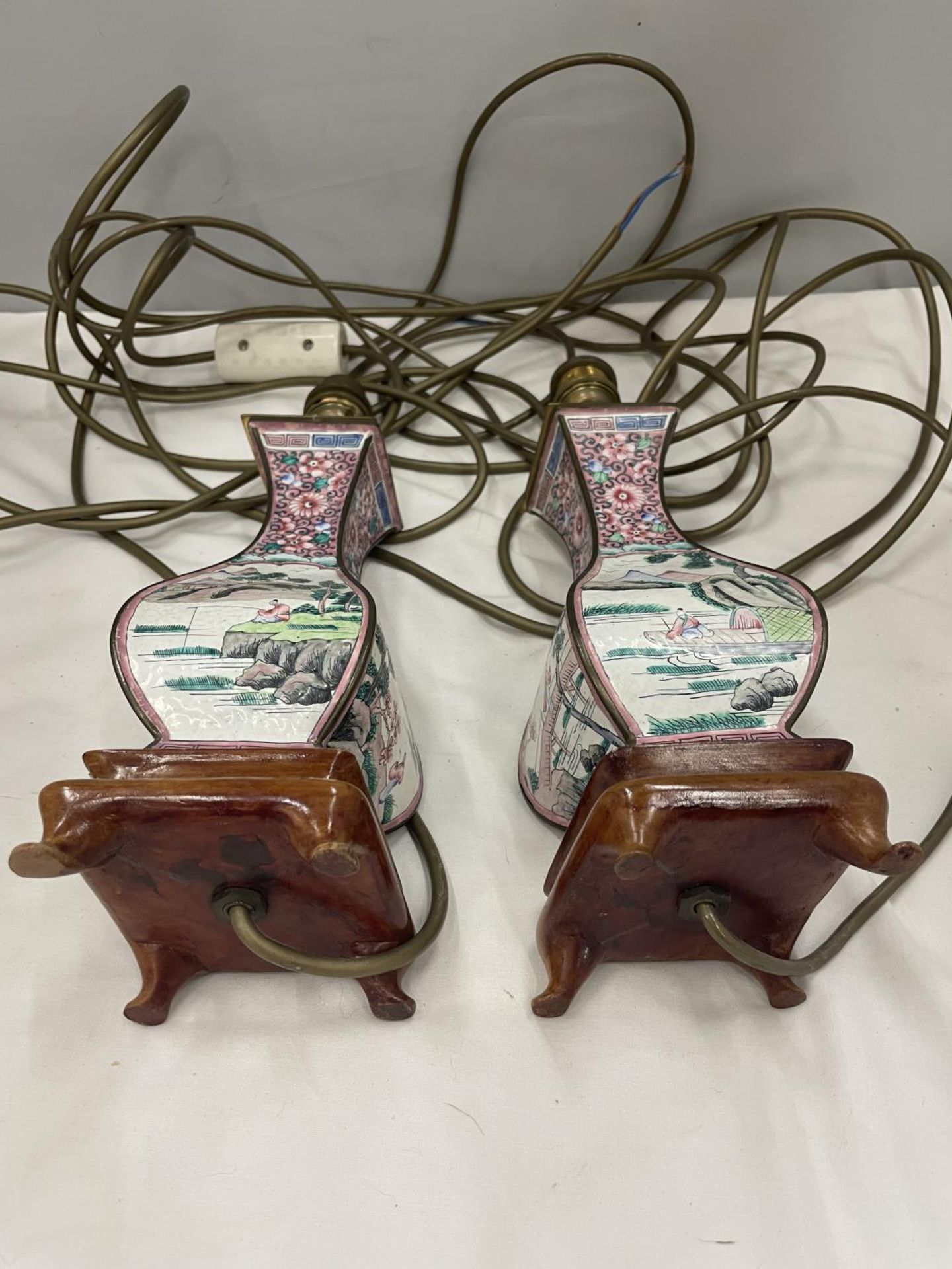 A PAIR OF UNUSUAL SHAPED ORIENTAL LAMPS PORCELAIN AND BRASS ON WOODEN BASE - Image 3 of 3