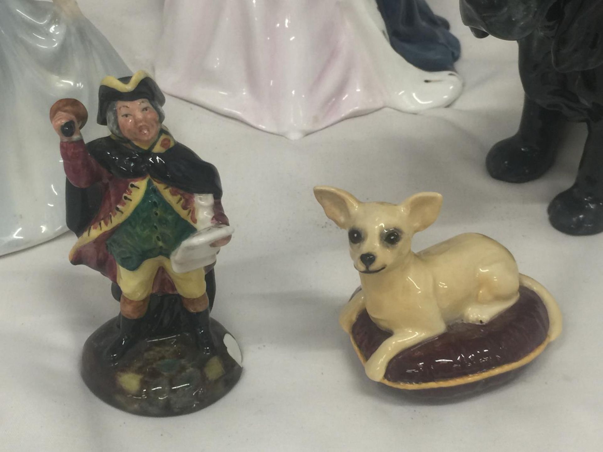 A QUANTITY OF FIGURINES, MOSTLY ROYAL DOULTON, TO INCLUDE PIROUETTE, THE QUEEN, ETC - ALL A/F - Image 3 of 13